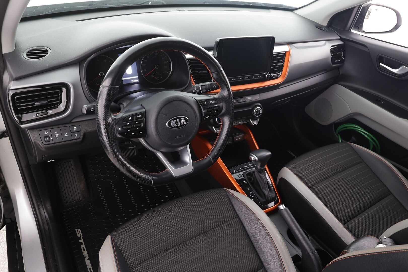 Kia Stonic 2021 1,0 T-GDI Mild Hybrid 120hv EX Design DCT * Vakkari / P.kamera / Koukku / Lohko+Sisä / LED / Puolinahat * - 1.Om Suomi-auto / Kahdet renkaat aluvanteilla / Merkkihuollettu