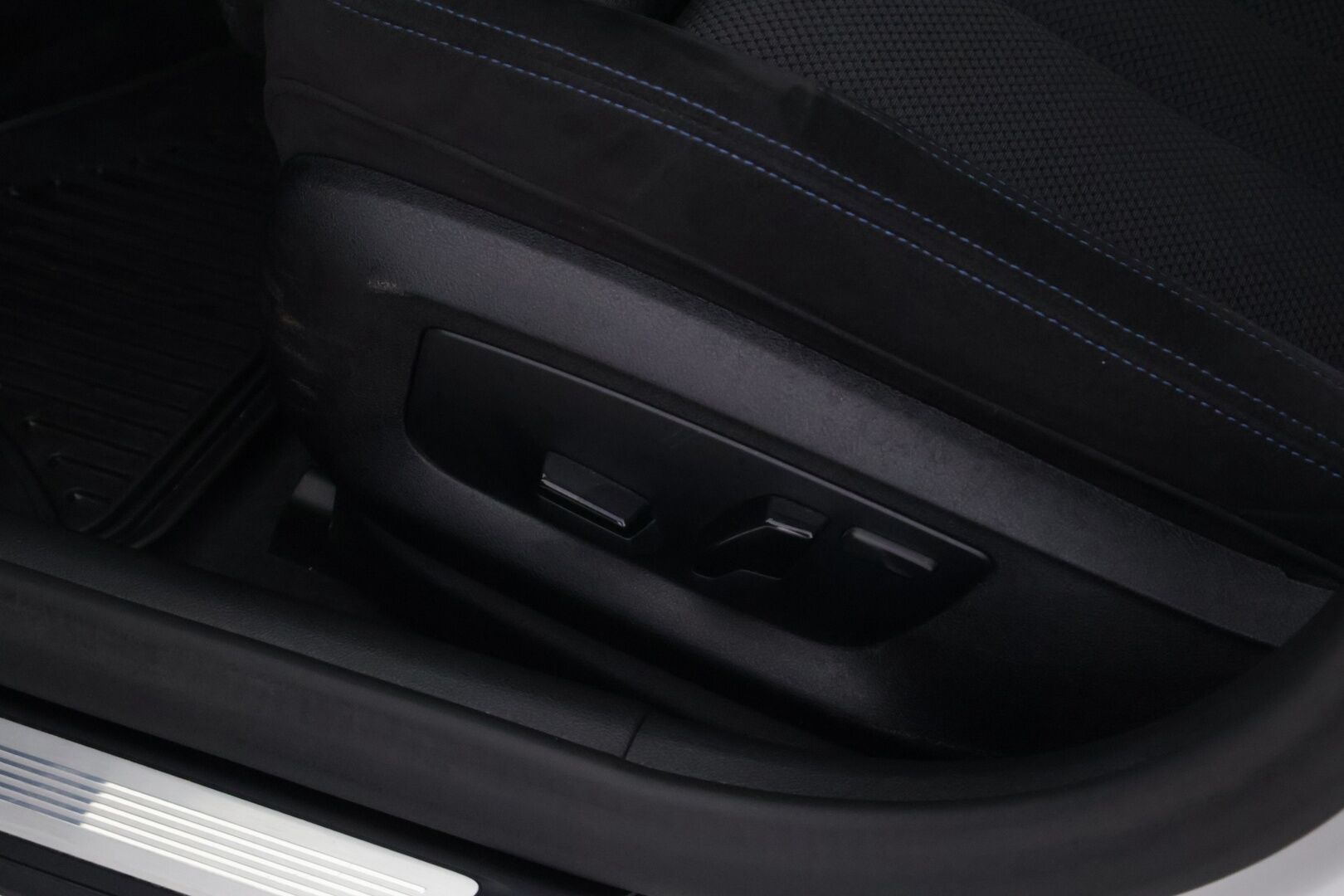BMW 530 2020 G30 Sedan 530e xDrive A Charged Edition M Sport - | HUD | H&K | Kattoluukku | 360° | Soft Close | Adapt. LED | Sporttipenkit | Comfort Access | Lämpöratti | Ambient | Alle taittuva koukku |