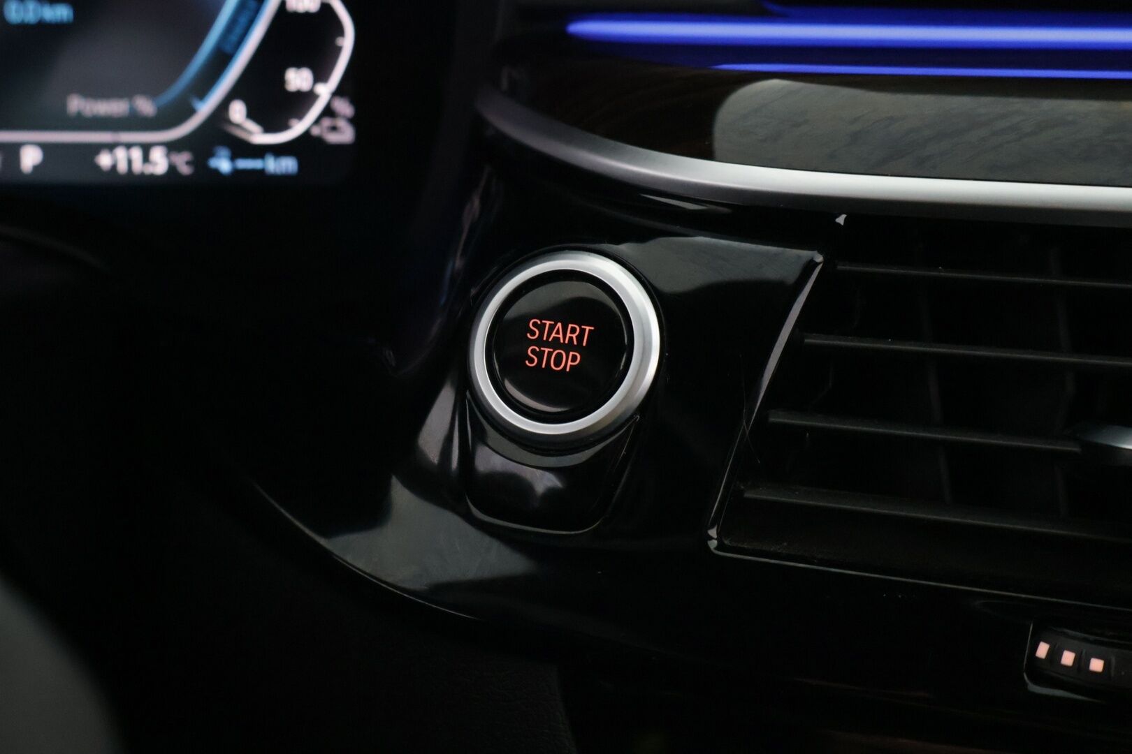 BMW 530 2020 G30 Sedan 530e xDrive A Charged Edition M Sport - | HUD | H&K | Kattoluukku | 360° | Soft Close | Adapt. LED | Sporttipenkit | Comfort Access | Lämpöratti | Ambient | Alle taittuva koukku |