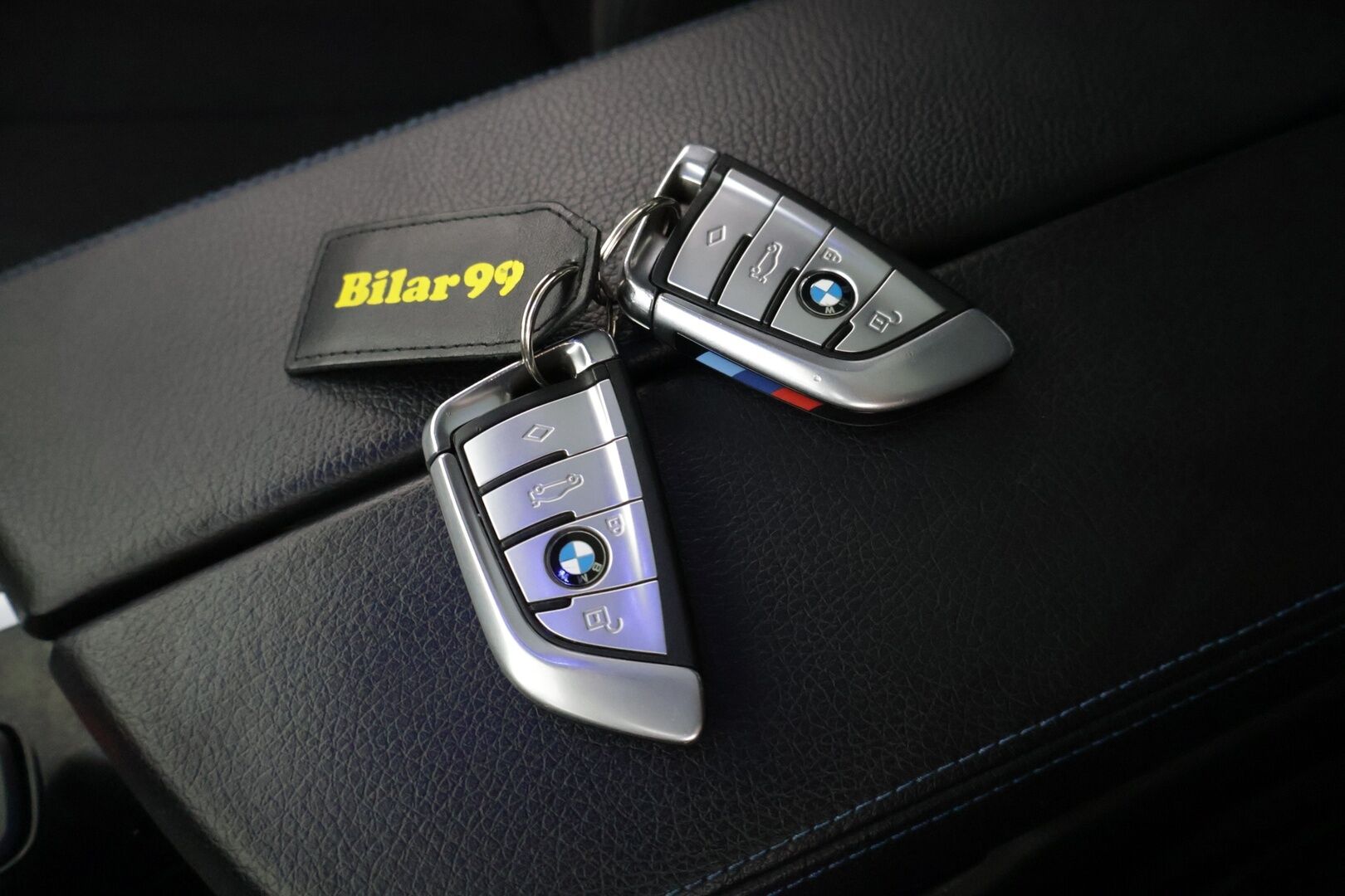 BMW 530 2020 G30 Sedan 530e xDrive A Charged Edition M Sport - | HUD | H&K | Kattoluukku | 360° | Soft Close | Adapt. LED | Sporttipenkit | Comfort Access | Lämpöratti | Ambient | Alle taittuva koukku |