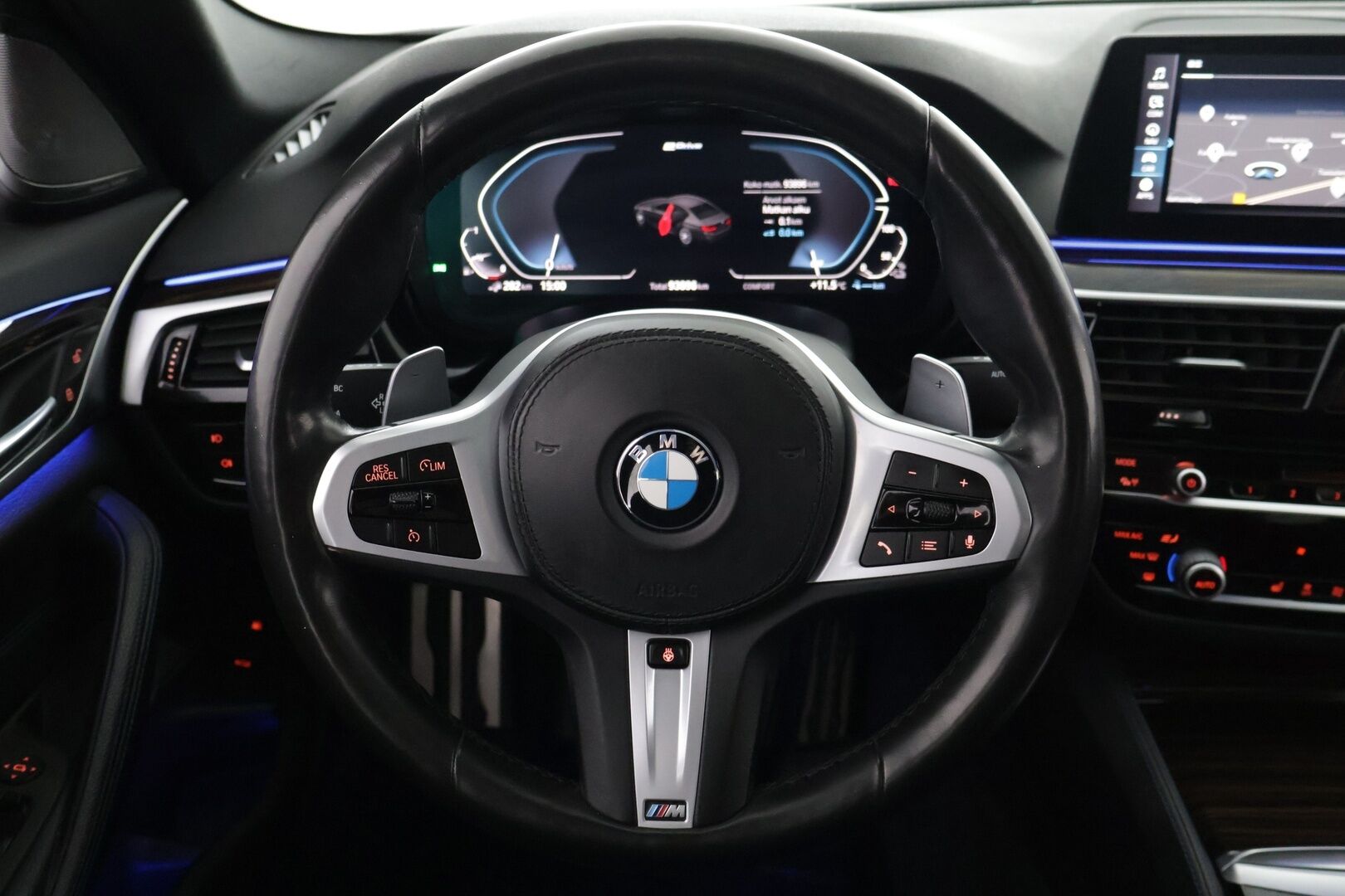 BMW 530 2020 G30 Sedan 530e xDrive A Charged Edition M Sport - | HUD | H&K | Kattoluukku | 360° | Soft Close | Adapt. LED | Sporttipenkit | Comfort Access | Lämpöratti | Ambient | Alle taittuva koukku |
