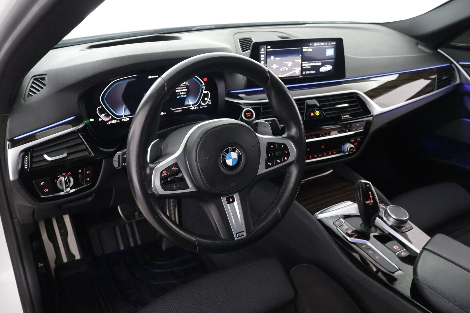 BMW 530 2020 G30 Sedan 530e xDrive A Charged Edition M Sport - | HUD | H&K | Kattoluukku | 360° | Soft Close | Adapt. LED | Sporttipenkit | Comfort Access | Lämpöratti | Ambient | Alle taittuva koukku |