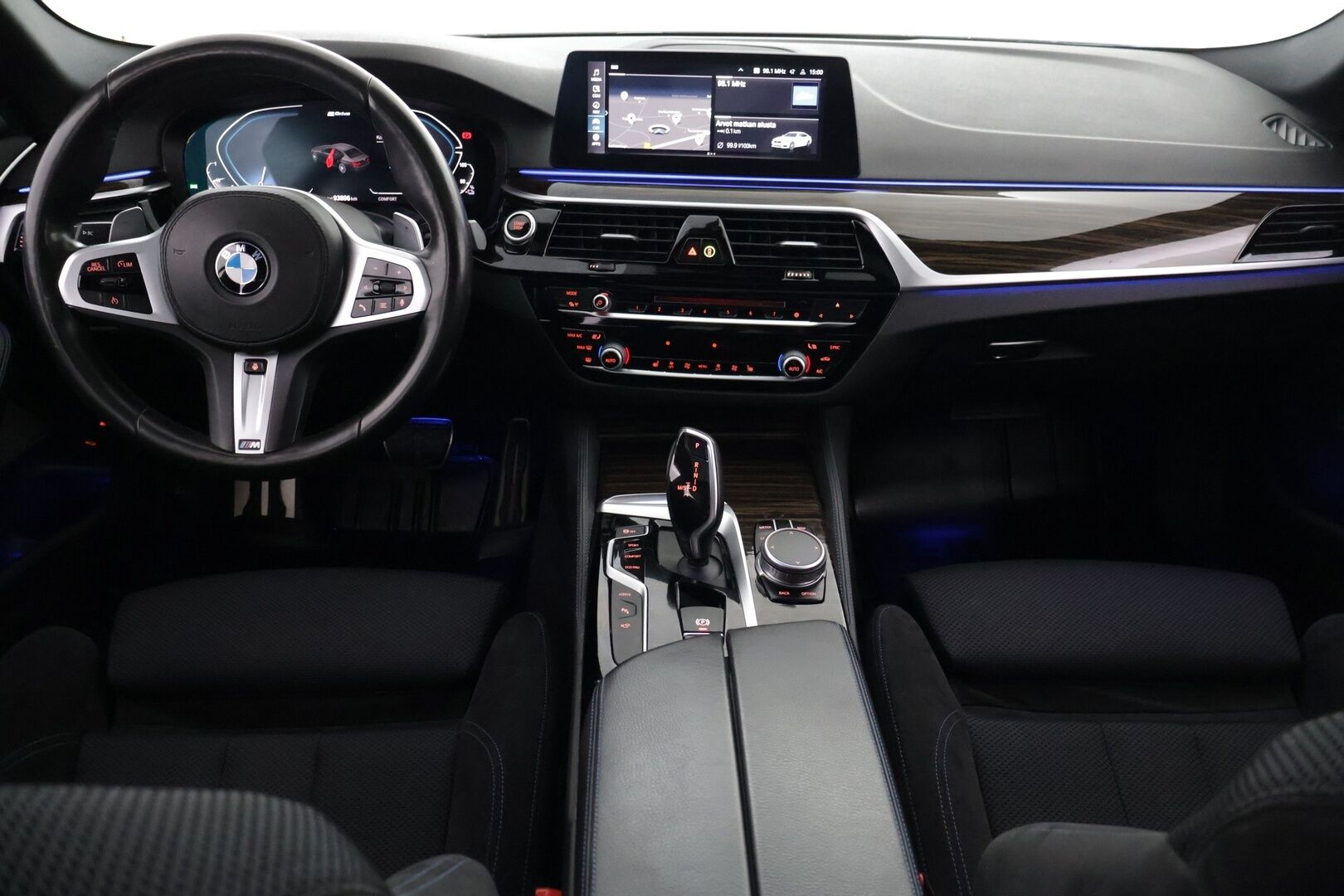 BMW 530 2020 G30 Sedan 530e xDrive A Charged Edition M Sport - | HUD | H&K | Kattoluukku | 360° | Soft Close | Adapt. LED | Sporttipenkit | Comfort Access | Lämpöratti | Ambient | Alle taittuva koukku |