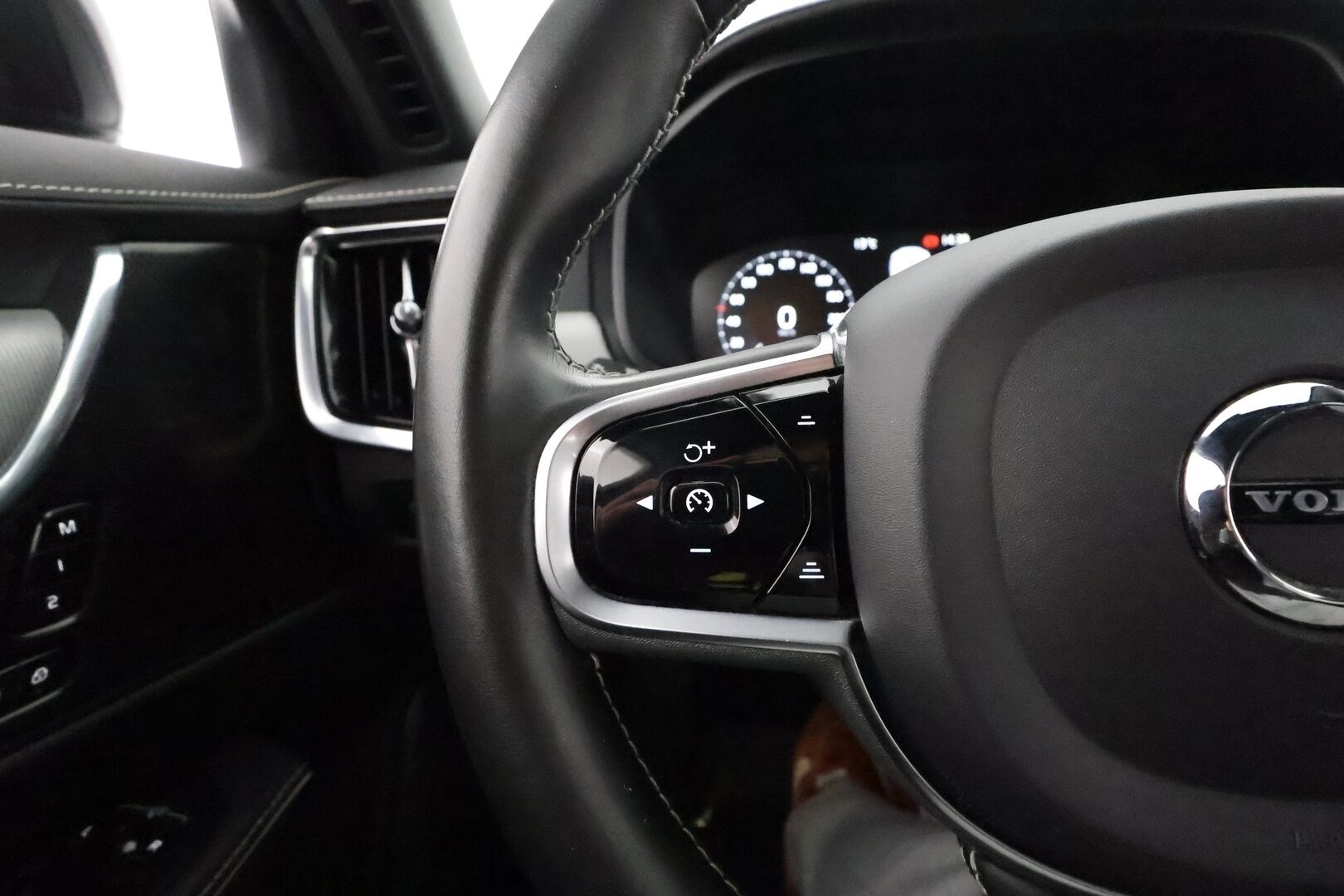 Volvo S90 2021 T8 TwE AWD Business R-Design aut. **Adapt.Vakkari / Webasto / Koukku / H&K / Muistipenkit / Apple&Android / P-Kamera** - 3,99 % KORKOTARJOUS TÄHÄN AUTOON 31.8. ASTI! - Upea ja hyvin varusteltu!