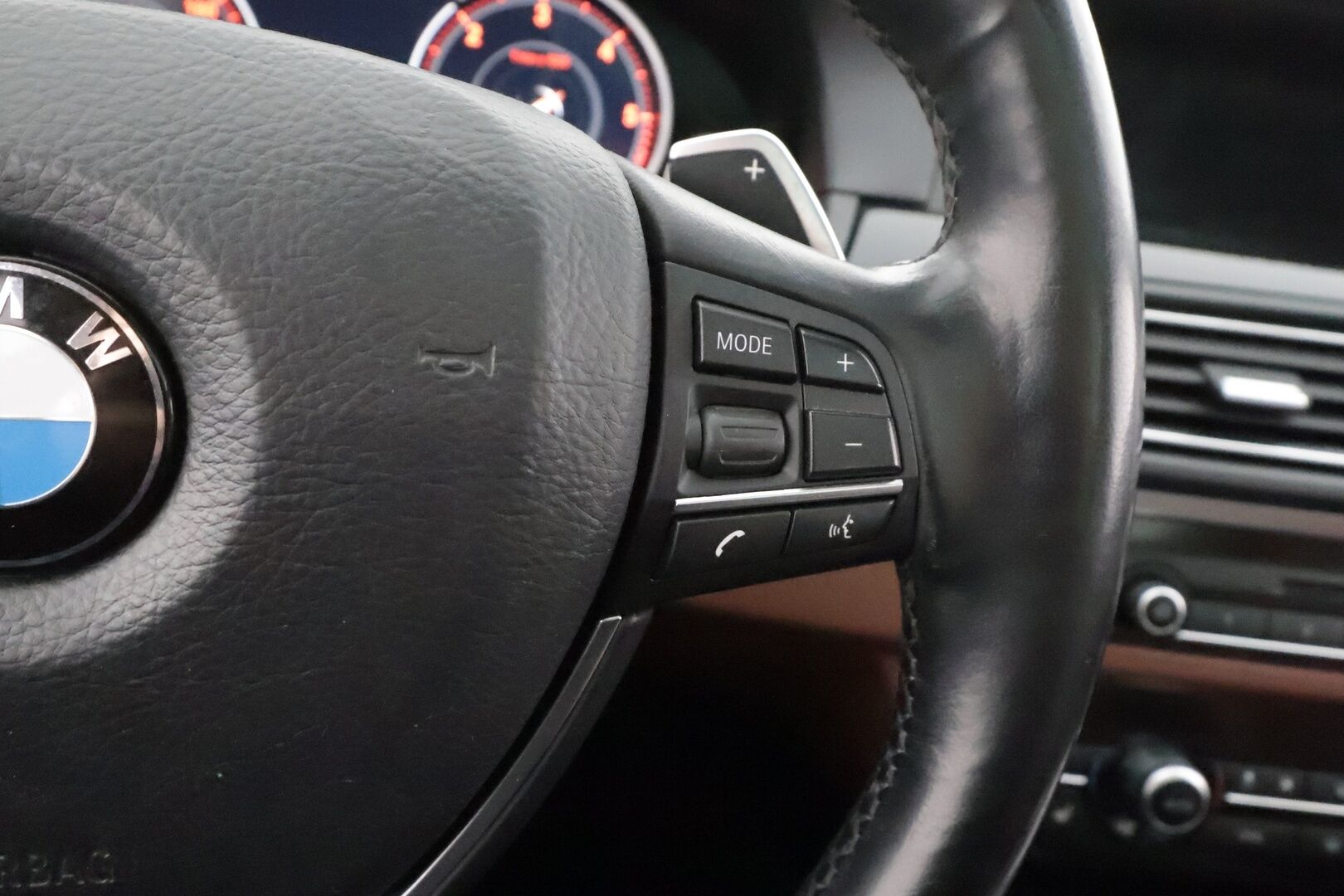 BMW 520 2015 F11 Touring 520d A Business Exclusive * Panorama / ACC / Xenon / P.Tutkat / Navi / Sisätilanlämmitin * - HUD / HiFi / Nahkaverhoilu / Kahdet renkaat aluvanteilla