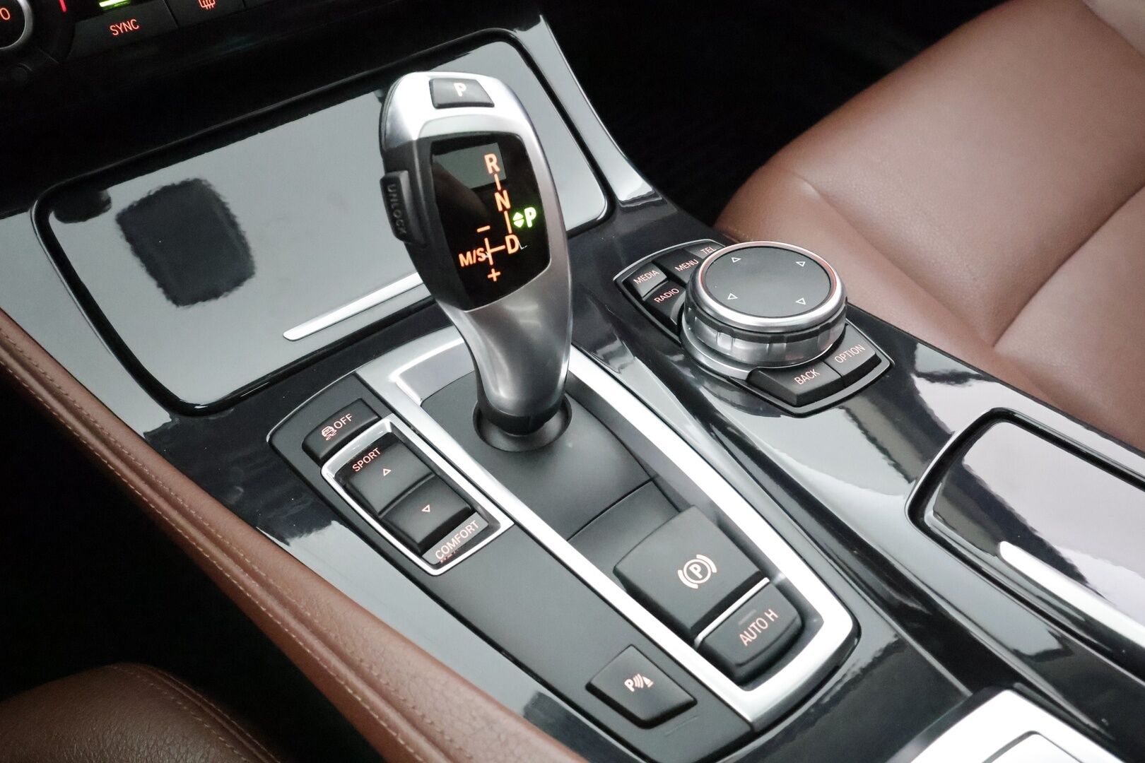 BMW 520 2015 F11 Touring 520d A Business Exclusive * Panorama / ACC / Xenon / P.Tutkat / Navi / Sisätilanlämmitin * - HUD / HiFi / Nahkaverhoilu / Kahdet renkaat aluvanteilla