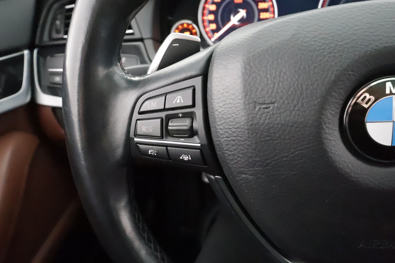 BMW 520 2015 F11 Touring 520d A Business Exclusive * Panorama / ACC / Xenon / P.Tutkat / Navi / Sisätilanlämmitin * - HUD / HiFi / Nahkaverhoilu / Kahdet renkaat aluvanteilla