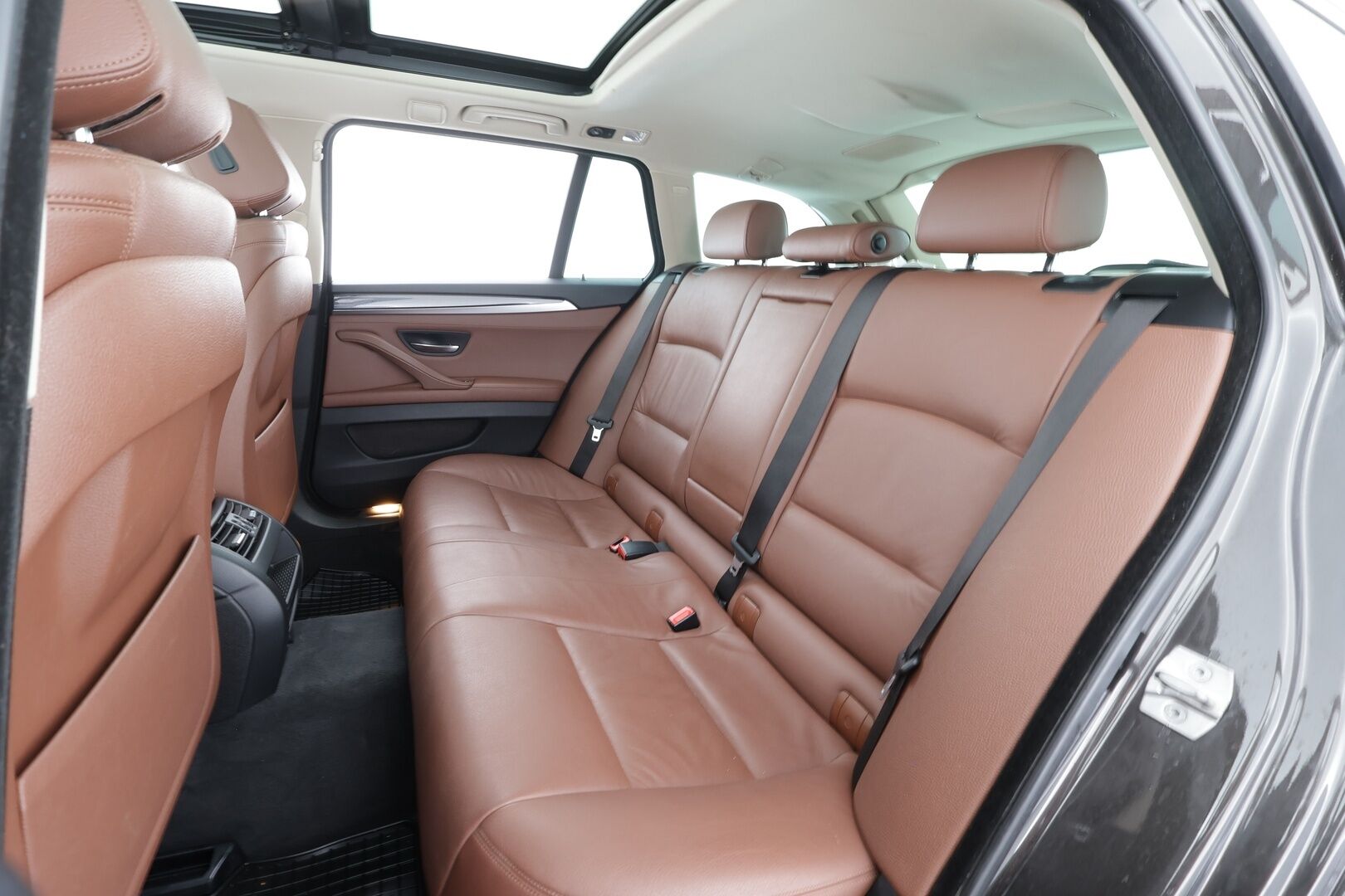 BMW 520 2015 F11 Touring 520d A Business Exclusive * Panorama / ACC / Xenon / P.Tutkat / Navi / Sisätilanlämmitin * - HUD / HiFi / Nahkaverhoilu / Kahdet renkaat aluvanteilla