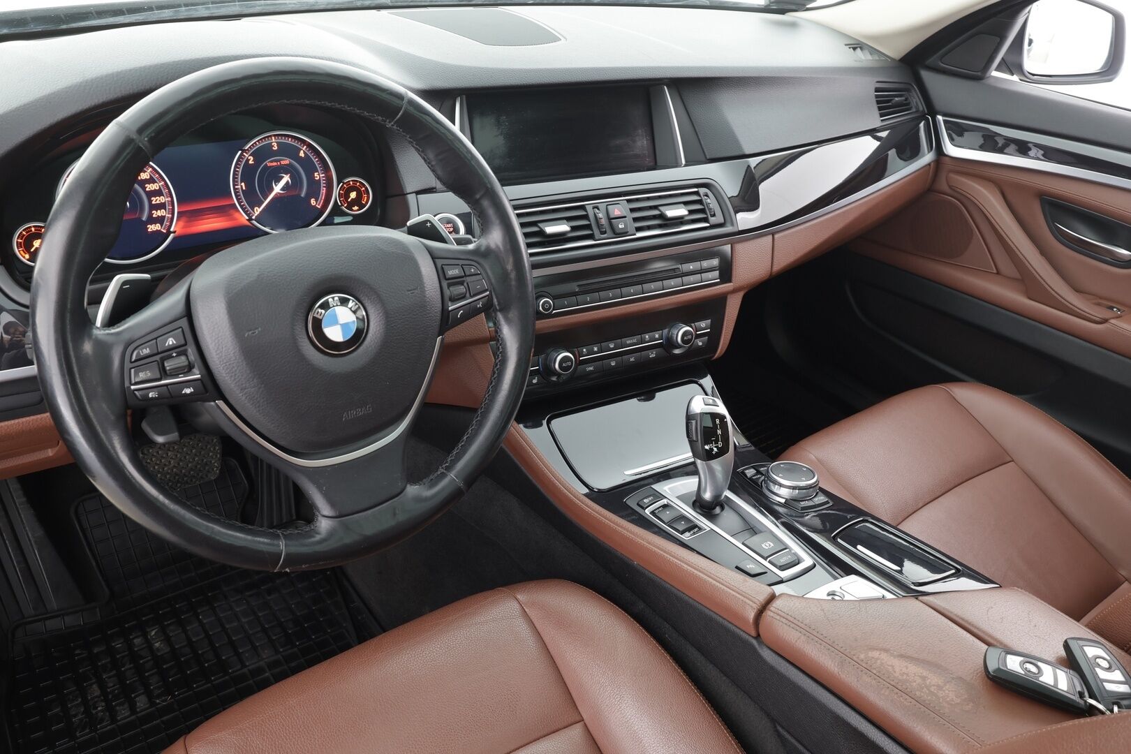 BMW 520 2015 F11 Touring 520d A Business Exclusive - Panorama | ACC | Xenon | P.Tutkat | Navi | Sisätilanlämmitin