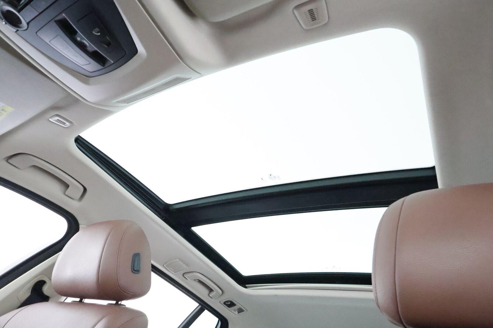 BMW 520 2015 F11 Touring 520d A Business Exclusive * Panorama / ACC / Xenon / P.Tutkat / Navi / Sisätilanlämmitin * - HUD / HiFi / Nahkaverhoilu / Kahdet renkaat aluvanteilla