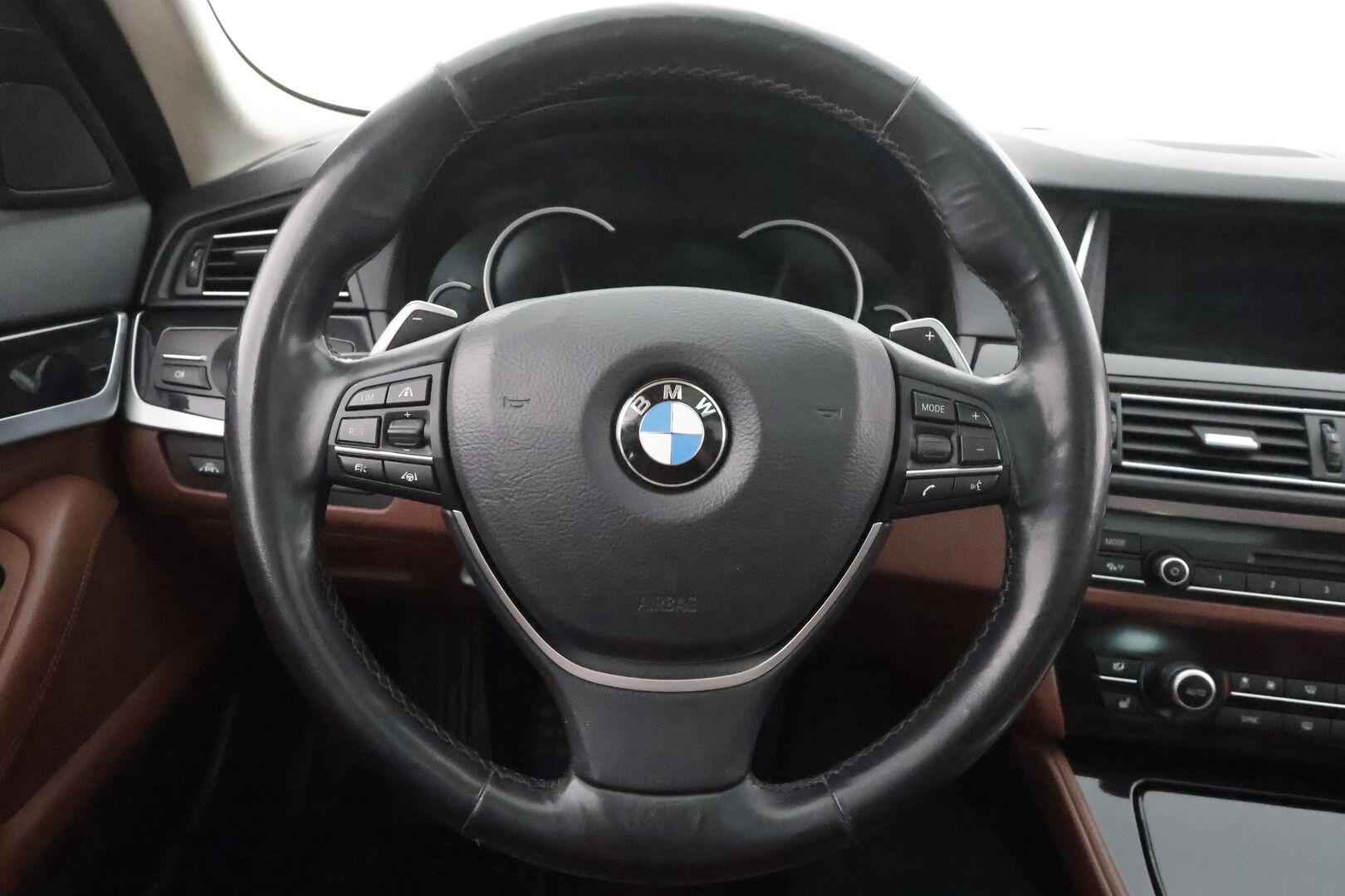 BMW 520 2015 F11 Touring 520d A Business Exclusive - Panorama | ACC | Xenon | P.Tutkat | Navi | Sisätilanlämmitin