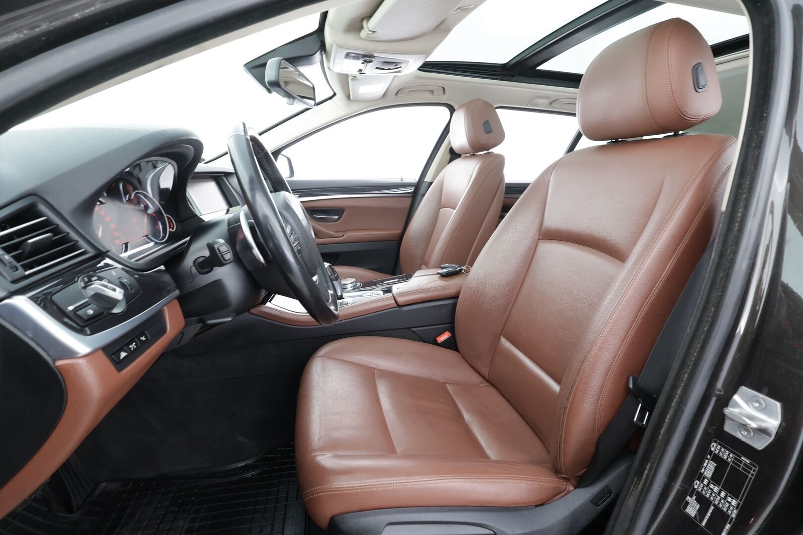 BMW 520 2015 F11 Touring 520d A Business Exclusive * Panorama / ACC / Xenon / P.Tutkat / Navi / Sisätilanlämmitin * - HUD / HiFi / Nahkaverhoilu / Kahdet renkaat aluvanteilla