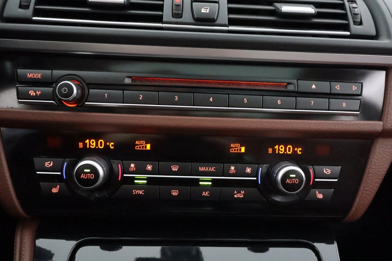 BMW 520 2015 F11 Touring 520d A Business Exclusive * Panorama / ACC / Xenon / P.Tutkat / Navi / Sisätilanlämmitin * - HUD / HiFi / Nahkaverhoilu / Kahdet renkaat aluvanteilla