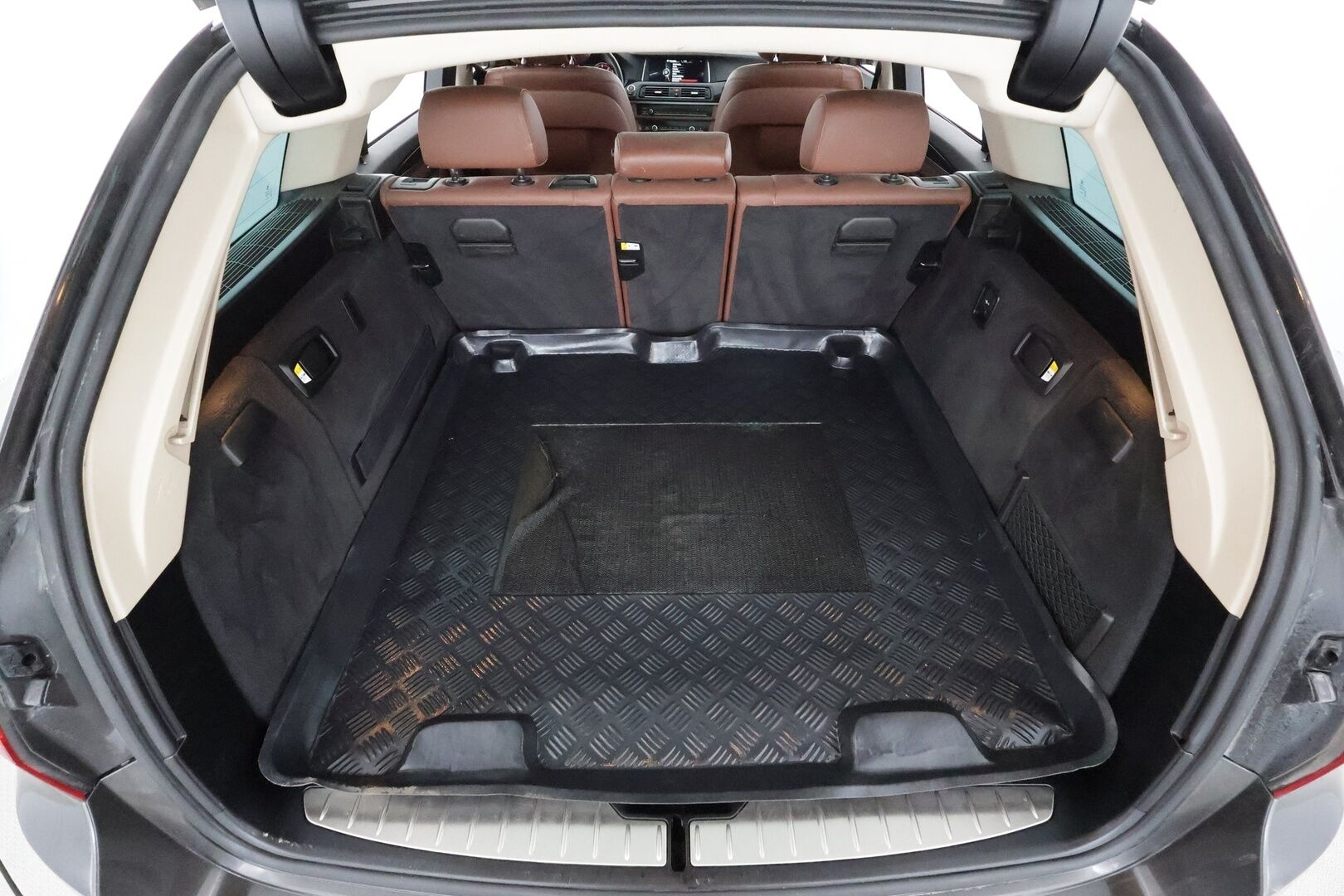 BMW 520 2015 F11 Touring 520d A Business Exclusive * Panorama / ACC / Xenon / P.Tutkat / Navi / Sisätilanlämmitin * - HUD / HiFi / Nahkaverhoilu / Kahdet renkaat aluvanteilla