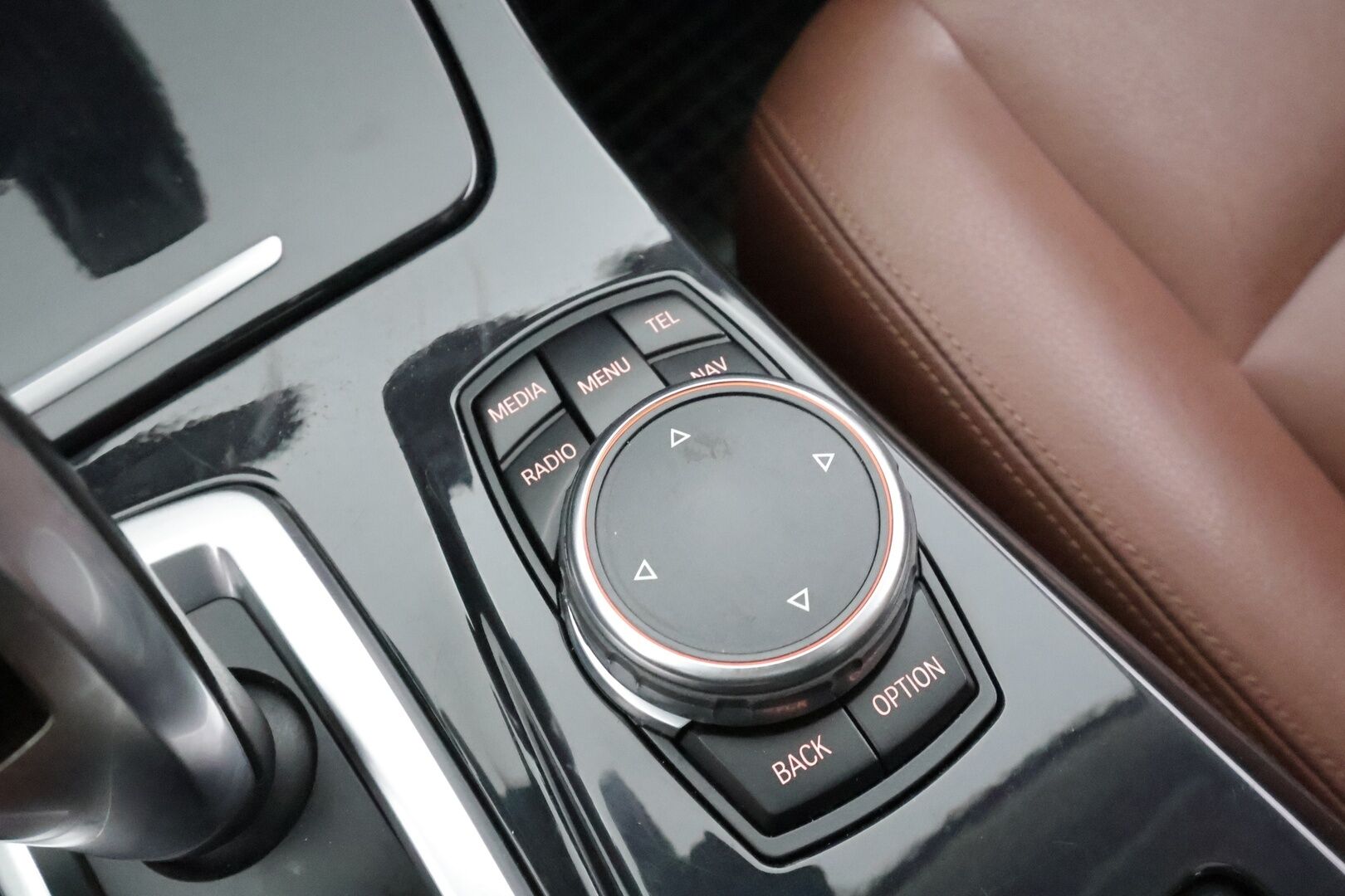 BMW 520 2015 F11 Touring 520d A Business Exclusive * Panorama / ACC / Xenon / P.Tutkat / Navi / Sisätilanlämmitin * - HUD / HiFi / Nahkaverhoilu / Kahdet renkaat aluvanteilla