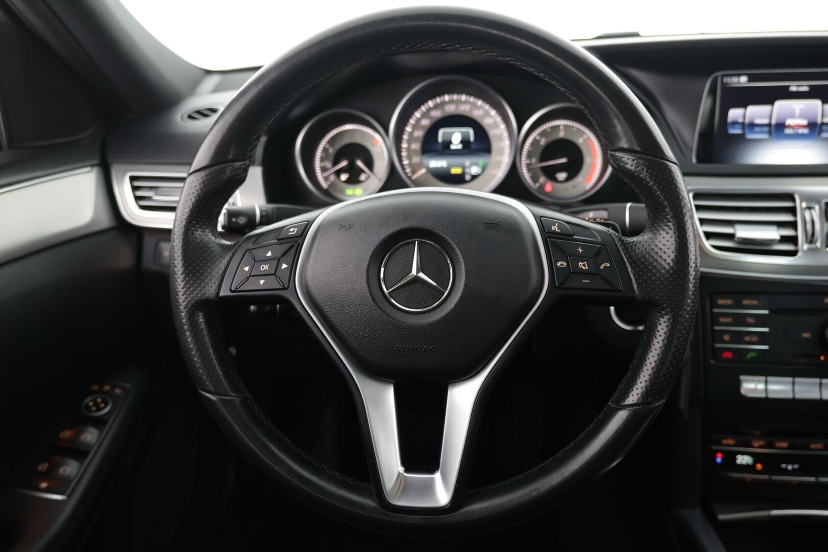 Mercedes-Benz E 2015 220 BlueTec 4Matic A Business - Ortopedi-istuimet / Kattoluukku / P.Kamera / Navi / LED ajovalot / BLISS / Tutkat eteen ja taakse