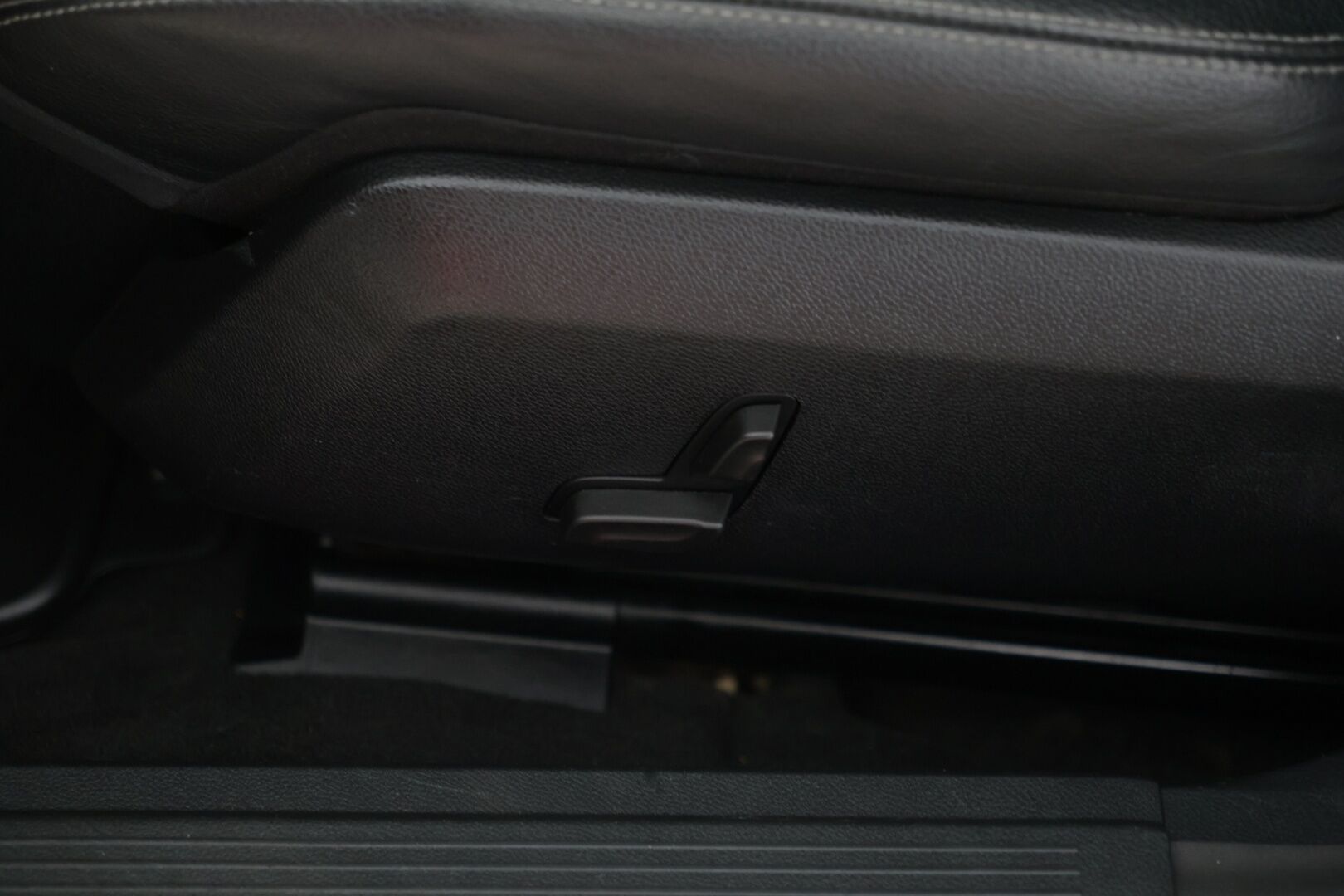 Mercedes-Benz E 2015 220 BlueTec 4Matic A Business - Ortopedi-istuimet / Kattoluukku / P.Kamera / Navi / LED ajovalot / BLISS / Tutkat eteen ja taakse