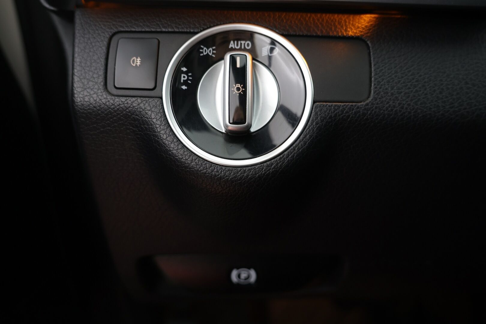 Mercedes-Benz E 2015 220 BlueTec 4Matic A Business - Ortopedi-istuimet / Kattoluukku / P.Kamera / Navi / LED ajovalot / BLISS / Tutkat eteen ja taakse