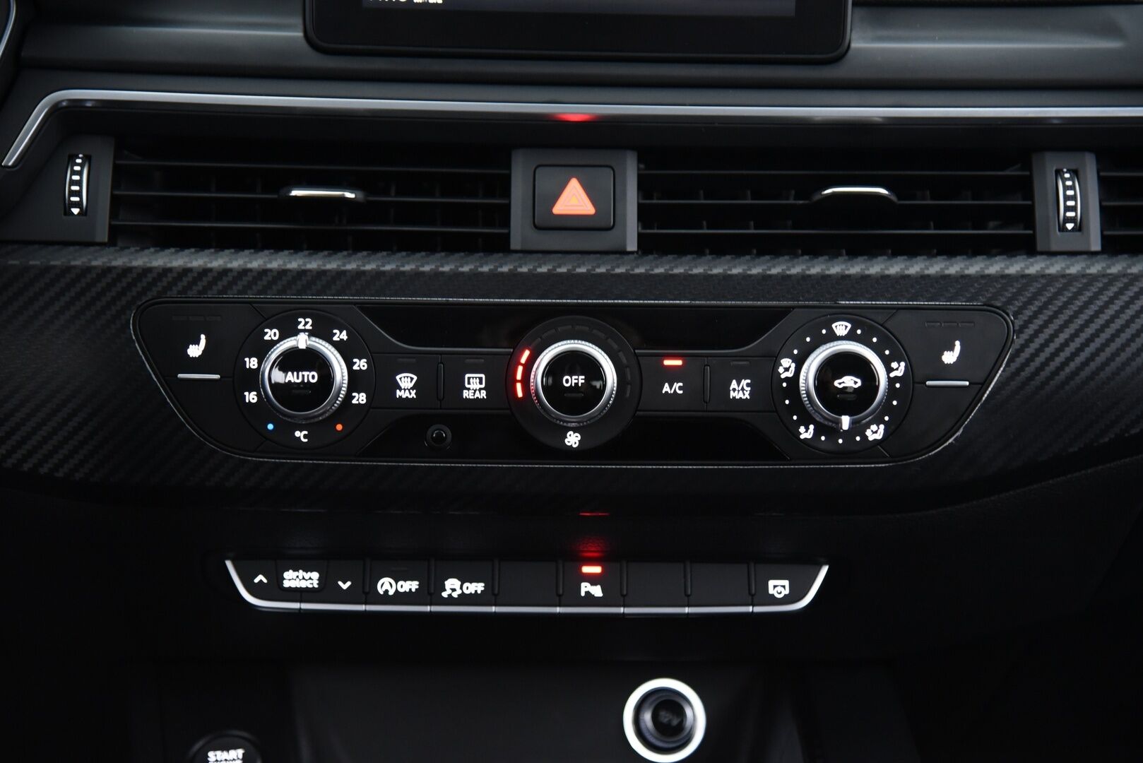 Audi A4 2017 Business Sport 2,0 TFSI 140 kW S tronic / Bi-Xenon / BLIS / Vakkari / P-Tutkat - Nahka-alcantara / Kaukovaloautomatiikka / Sähk. takaluukku / 2x Audin vanteet 