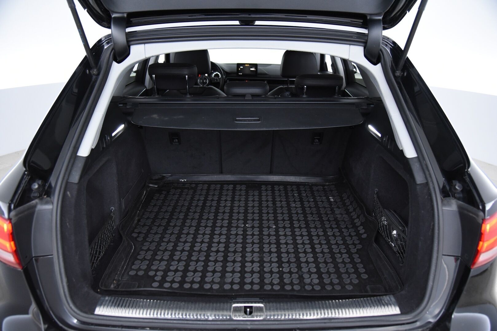 Audi A4 2016 A4 Avant Farmari (AC) 4ov 1984cm3 A  BI-Xenon / BLIS / Vakkari / P-Tutkat - Nahka-alcantara / Metalliväri