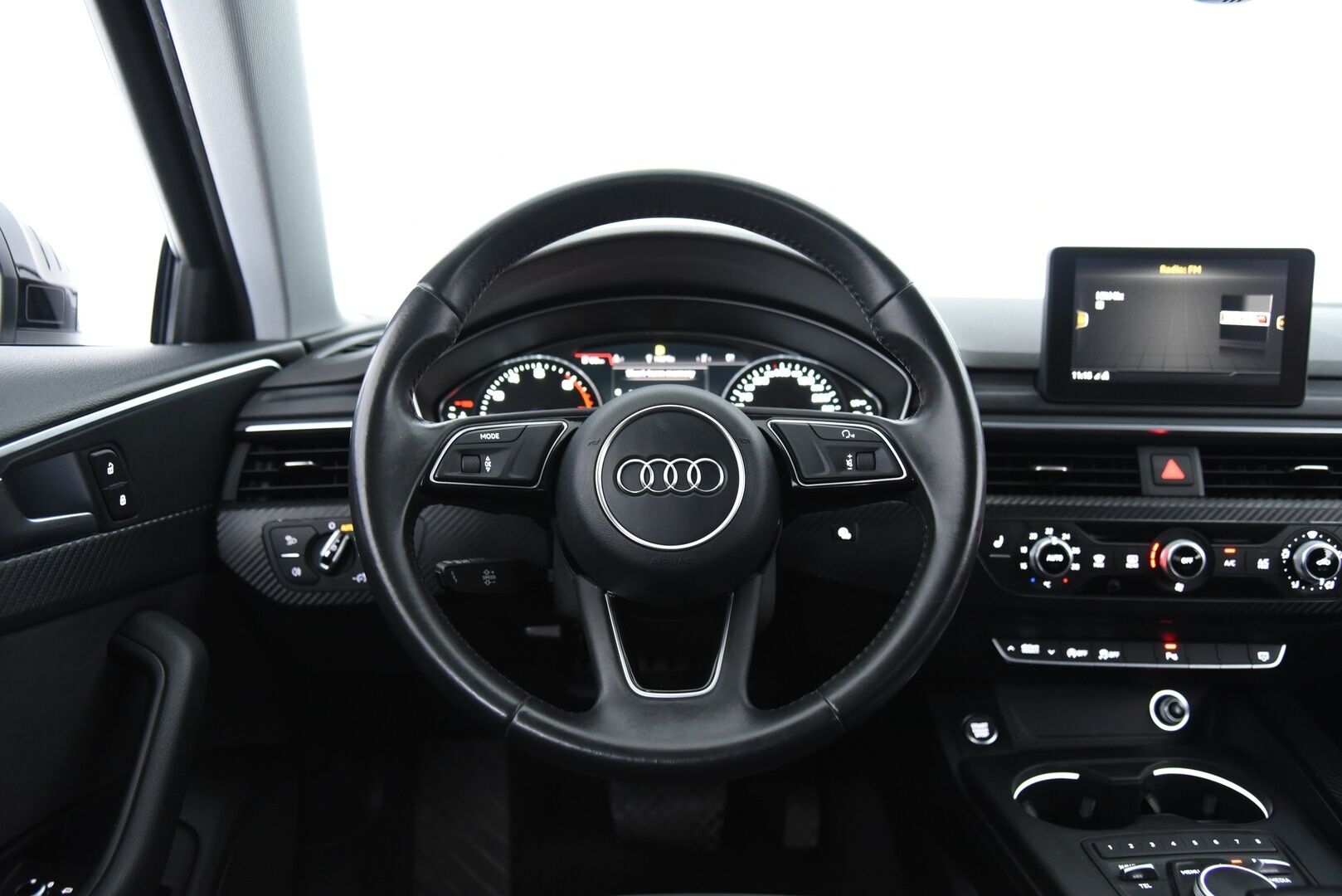 Audi A4 2016 A4 Avant Farmari (AC) 4ov 1984cm3 A  BI-Xenon / BLIS / Vakkari / P-Tutkat - Nahka-alcantara / Metalliväri