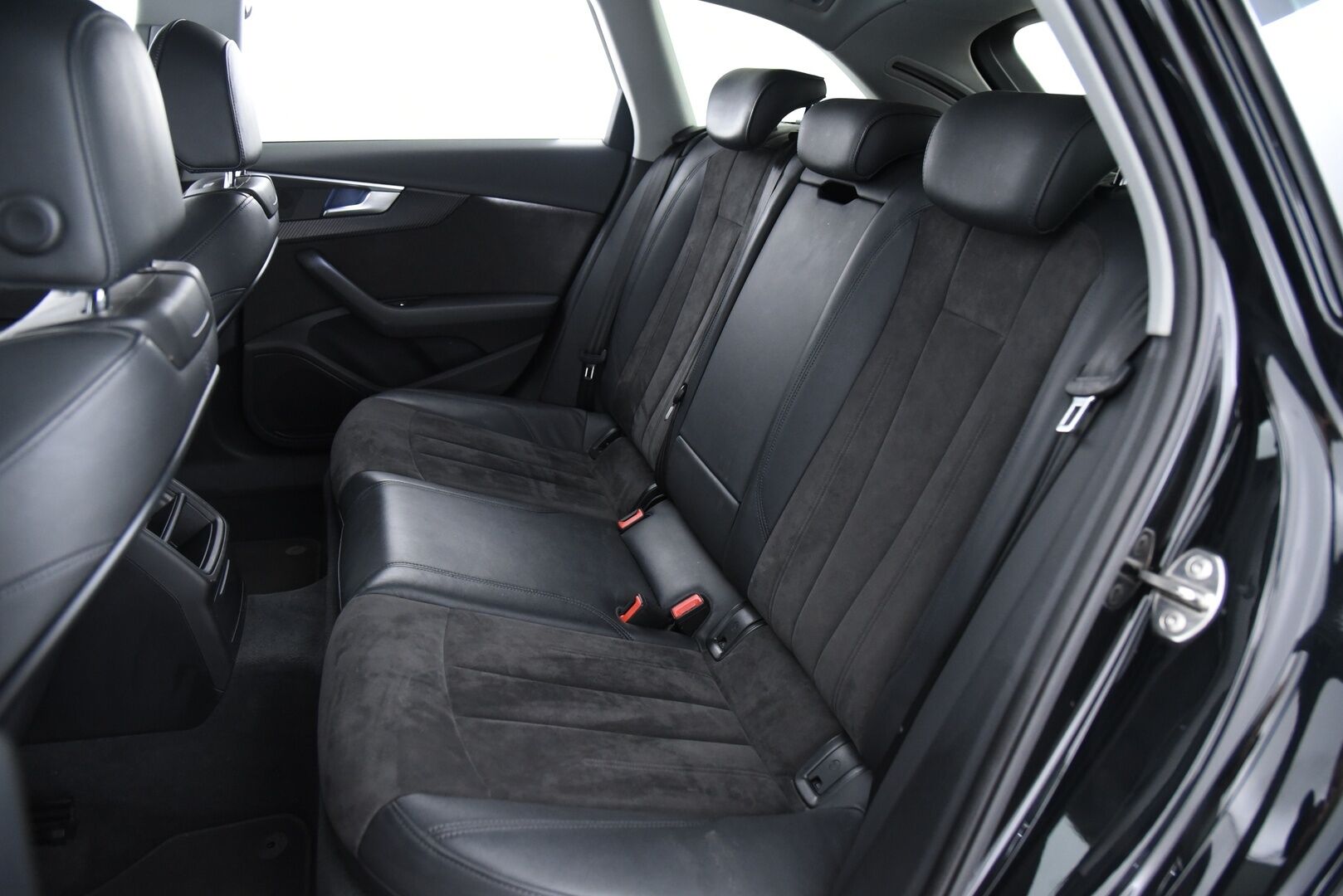 Audi A4 2016 A4 Avant Farmari (AC) 4ov 1984cm3 A  BI-Xenon / BLIS / Vakkari / P-Tutkat - Nahka-alcantara / Metalliväri