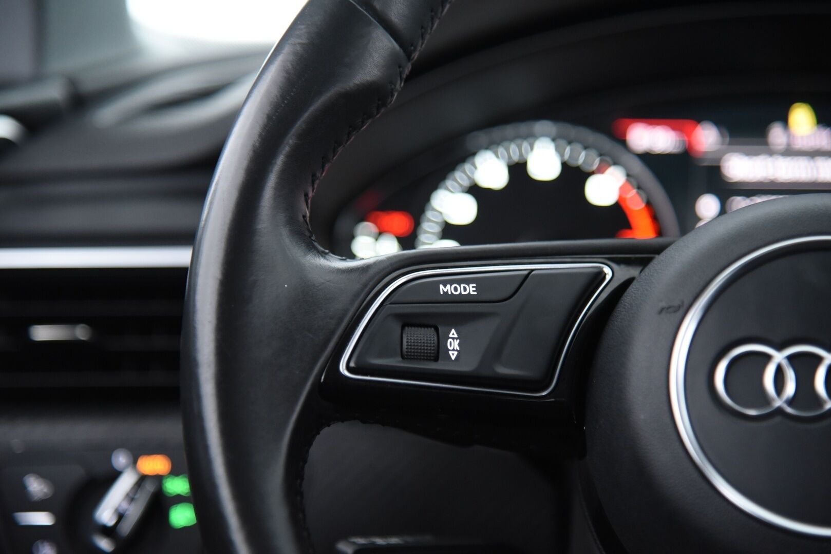 Audi A4 2016 A4 Avant Farmari (AC) 4ov 1984cm3 A  BI-Xenon / BLIS / Vakkari / P-Tutkat - Nahka-alcantara / Metalliväri