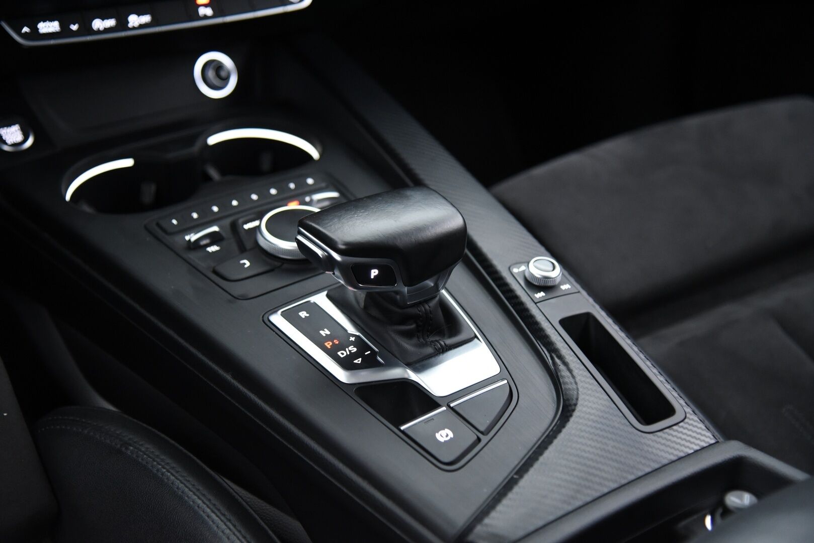Audi A4 2016 A4 Avant Farmari (AC) 4ov 1984cm3 A  BI-Xenon / BLIS / Vakkari / P-Tutkat - Nahka-alcantara / Metalliväri