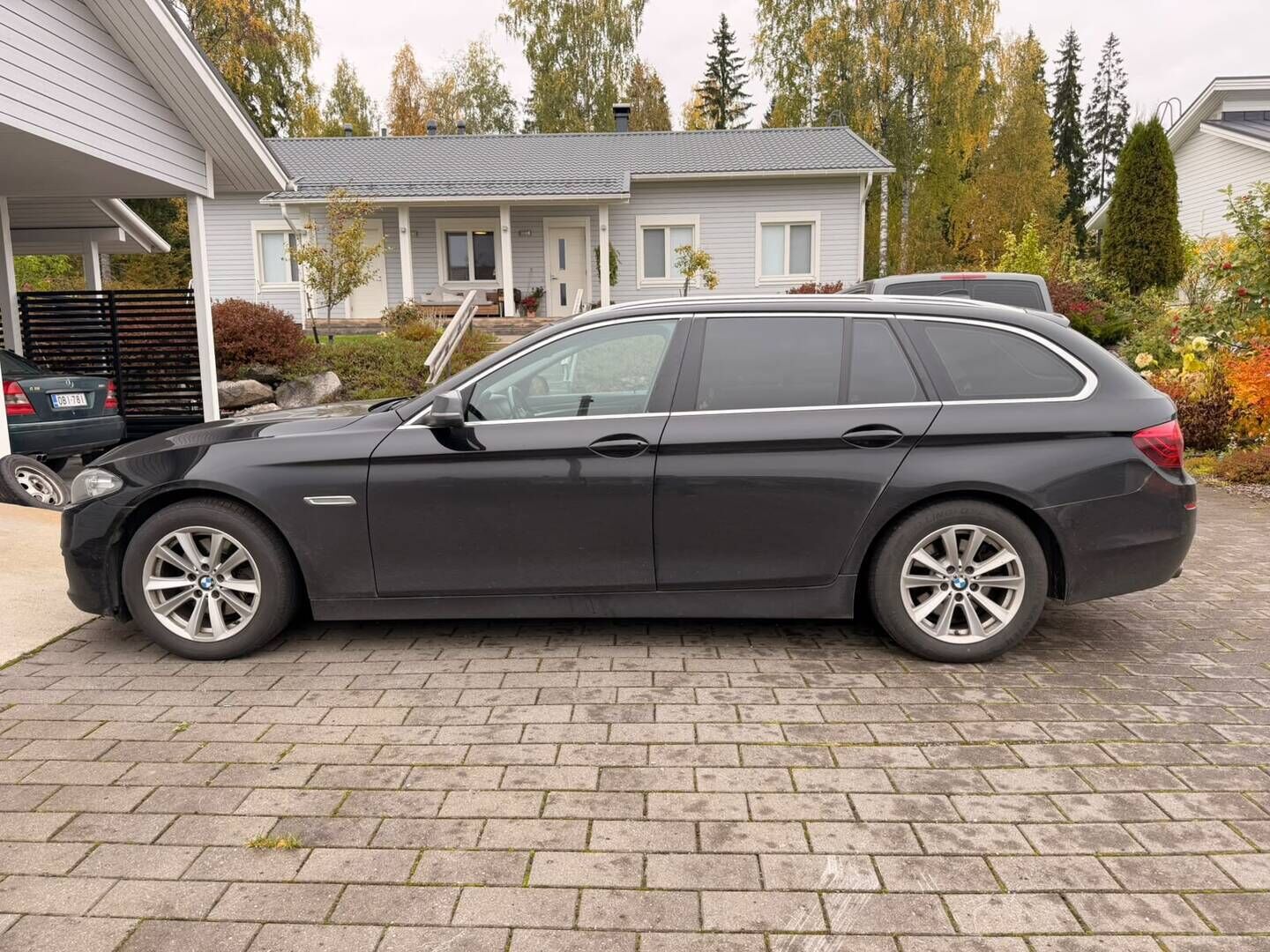 BMW 520 2016 BMW 520d xDrive Farmari - Vakkari | Lohko | KeyLessGo | Ratin.Lämmitin | Vetokoukku | Suomi-auto | 2xRenkaat aluvanteilla | 