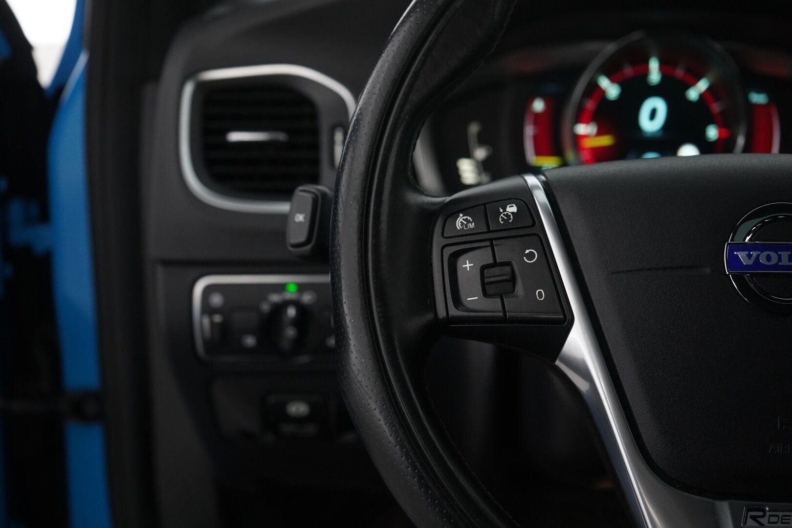 Volvo V60 2014 D4 AWD R-Design aut *ACC / WEBASTO / KATTOLUUKKU / BLIS / KOUKKU / VOC / TUTKAT* - Jakopää tehty 229tkm! / Kahdet renkaat aluvantein - HULLU BLACKWEEK KORKOTARJOUS 2,49%