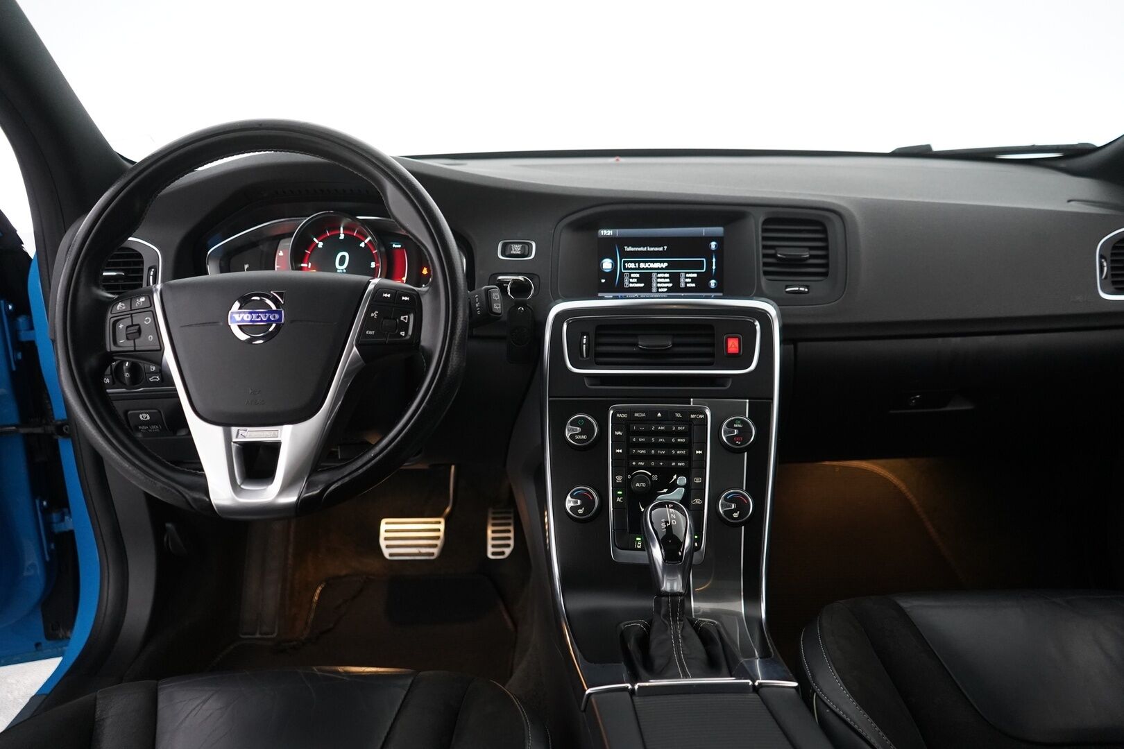 Volvo V60 2014 D4 AWD R-Design aut *ACC / WEBASTO / KATTOLUUKKU / BLIS / KOUKKU / VOC / TUTKAT* - Jakopää tehty 229tkm! / Kahdet renkaat aluvantein - HULLU BLACKWEEK KORKOTARJOUS 2,49%