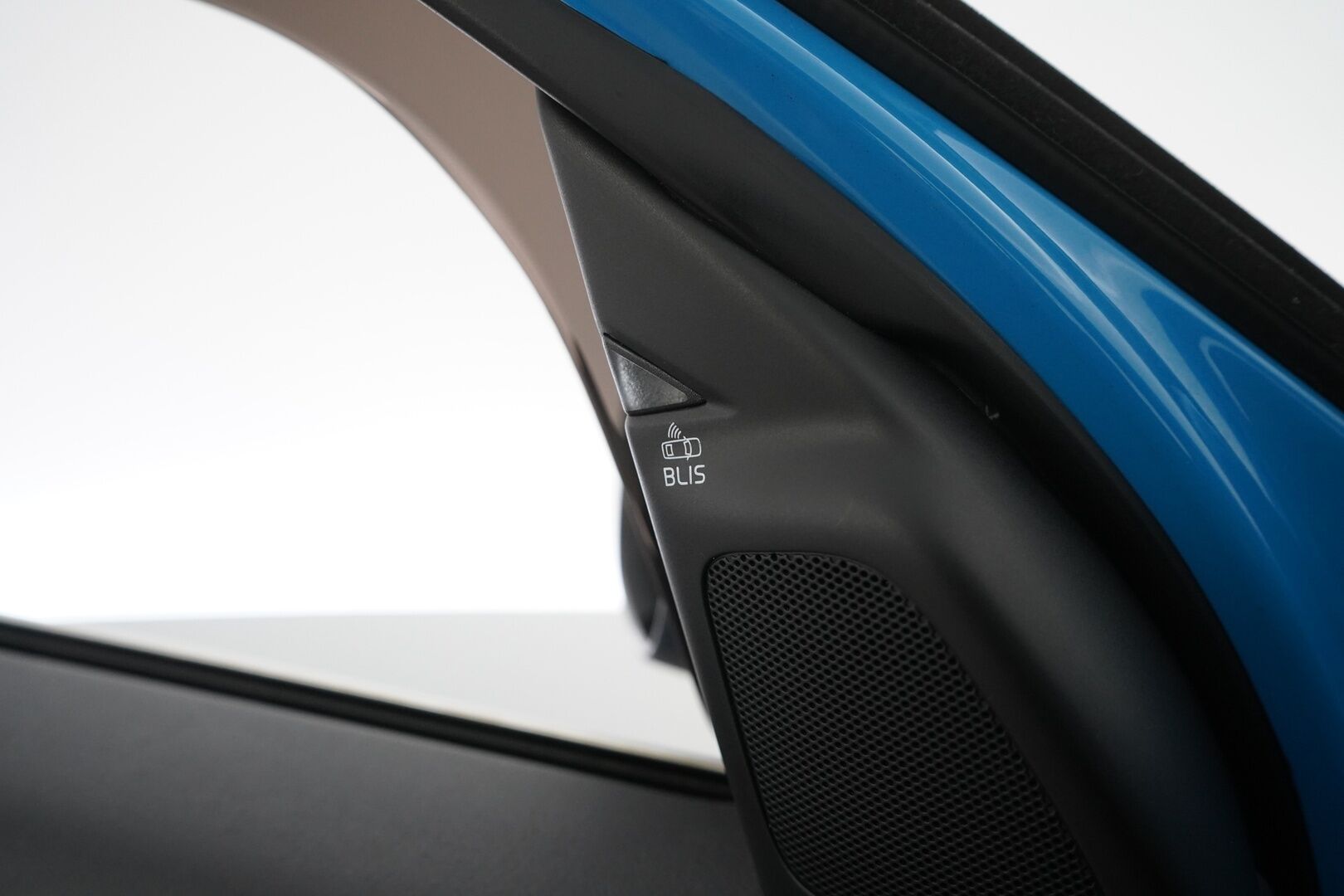 Volvo V60 2014 D4 AWD R-Design aut *ACC / WEBASTO / KATTOLUUKKU / BLIS / KOUKKU / VOC / TUTKAT* - Jakopää tehty 229tkm! / Kahdet renkaat aluvantein - HULLU BLACKWEEK KORKOTARJOUS 2,49%