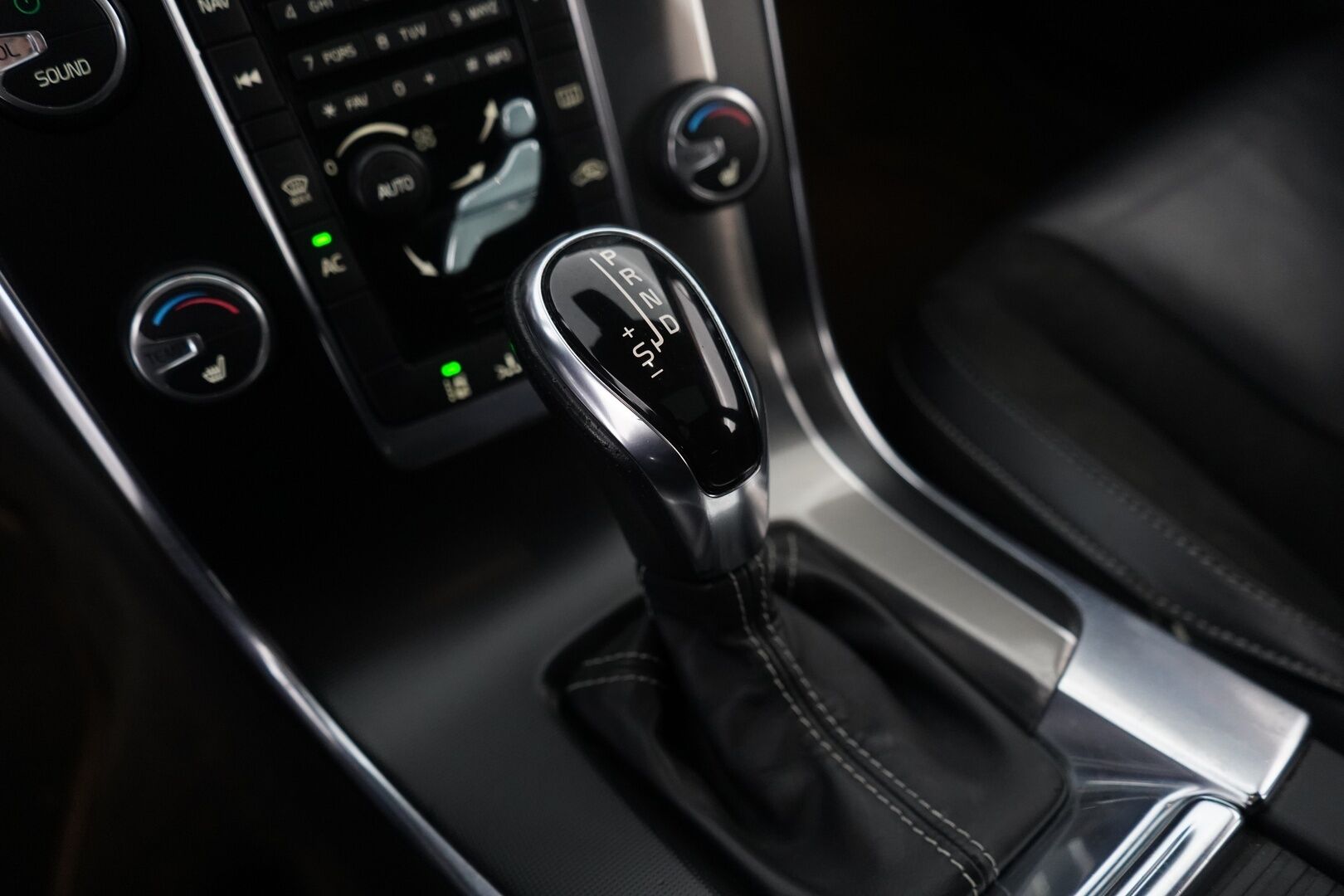 Volvo V60 2014 D4 AWD R-Design aut *ACC / WEBASTO / KATTOLUUKKU / BLIS / KOUKKU / VOC / TUTKAT* - Jakopää tehty 229tkm! / Kahdet renkaat aluvantein - HULLU BLACKWEEK KORKOTARJOUS 2,49%