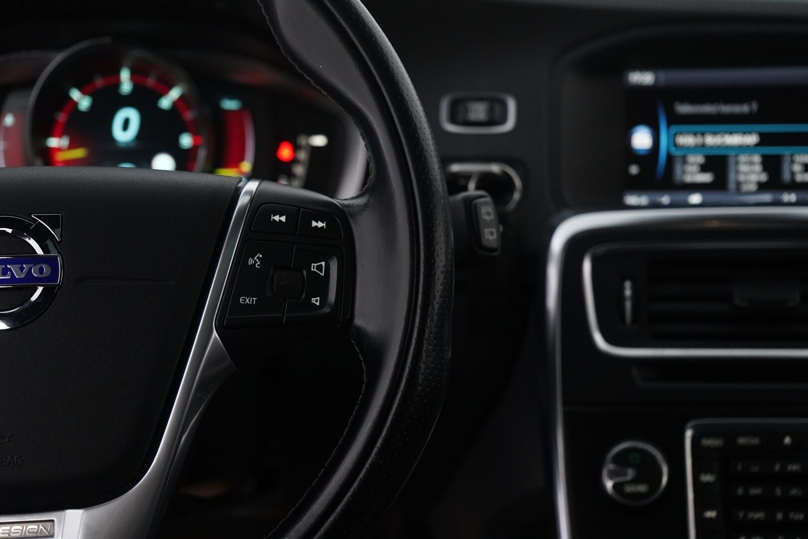 Volvo V60 2014 D4 AWD R-Design aut *ACC / WEBASTO / KATTOLUUKKU / BLIS / KOUKKU / VOC / TUTKAT* - Jakopää tehty 229tkm! / Kahdet renkaat aluvantein - HULLU BLACKWEEK KORKOTARJOUS 2,49%