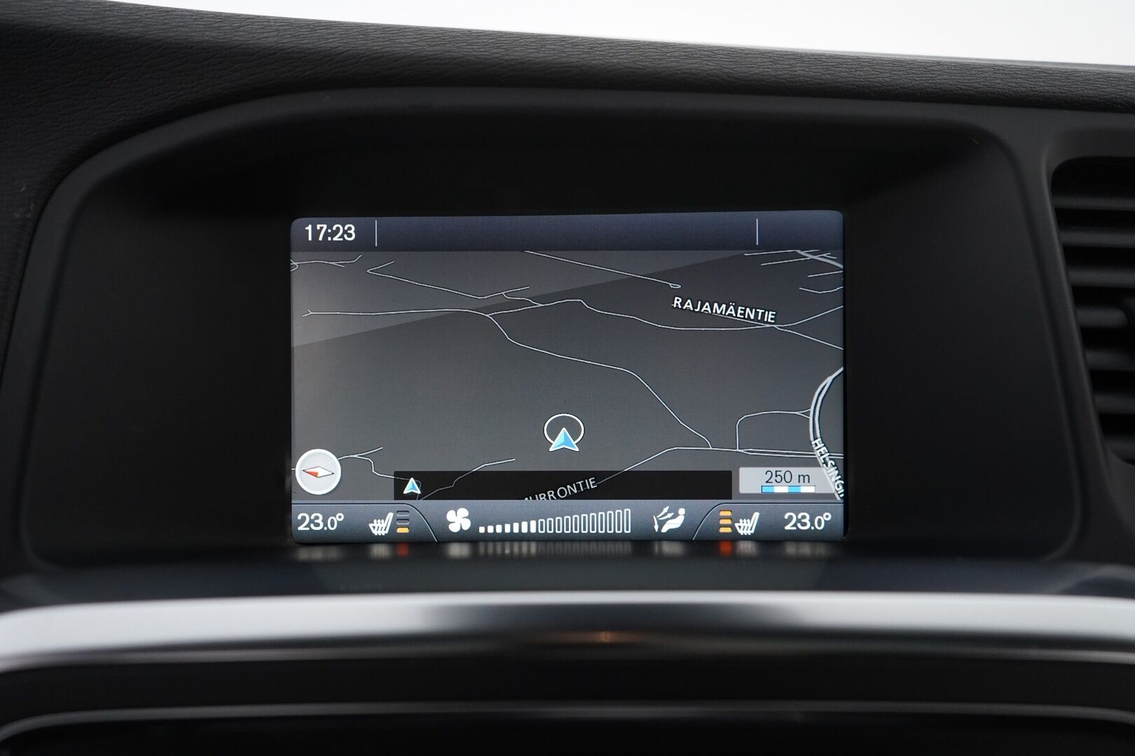 Volvo V60 2014 D4 AWD R-Design aut *ACC / WEBASTO / KATTOLUUKKU / BLIS / KOUKKU / VOC / TUTKAT* - Jakopää tehty 229tkm! / Kahdet renkaat aluvantein - HULLU BLACKWEEK KORKOTARJOUS 2,49%