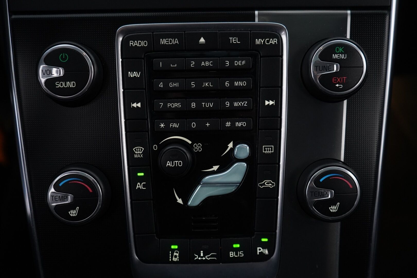 Volvo V60 2014 D4 AWD R-Design aut *ACC / WEBASTO / KATTOLUUKKU / BLIS / KOUKKU / VOC / TUTKAT* - Jakopää tehty 229tkm! / Kahdet renkaat aluvantein - HULLU BLACKWEEK KORKOTARJOUS 2,49%