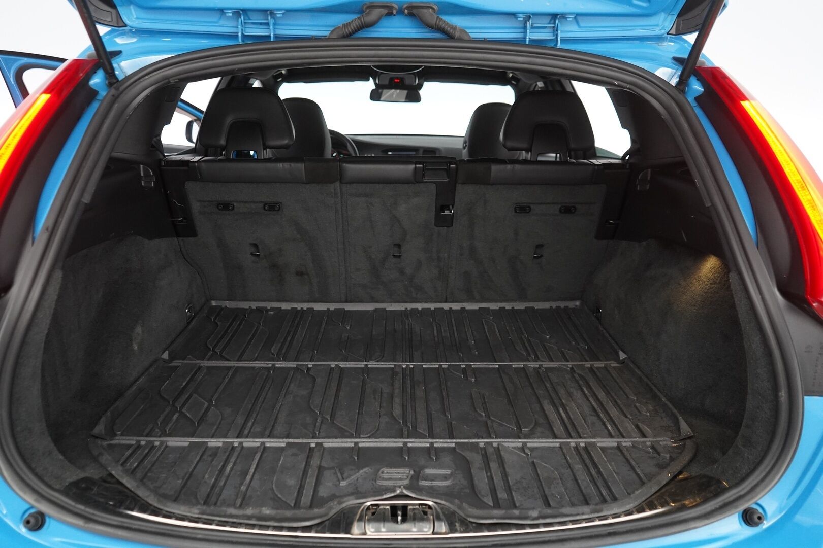 Volvo V60 2014 D4 AWD R-Design aut *ACC / WEBASTO / KATTOLUUKKU / BLIS / KOUKKU / VOC / TUTKAT* - Jakopää tehty 229tkm! / Kahdet renkaat aluvantein - HULLU BLACKWEEK KORKOTARJOUS 2,49%