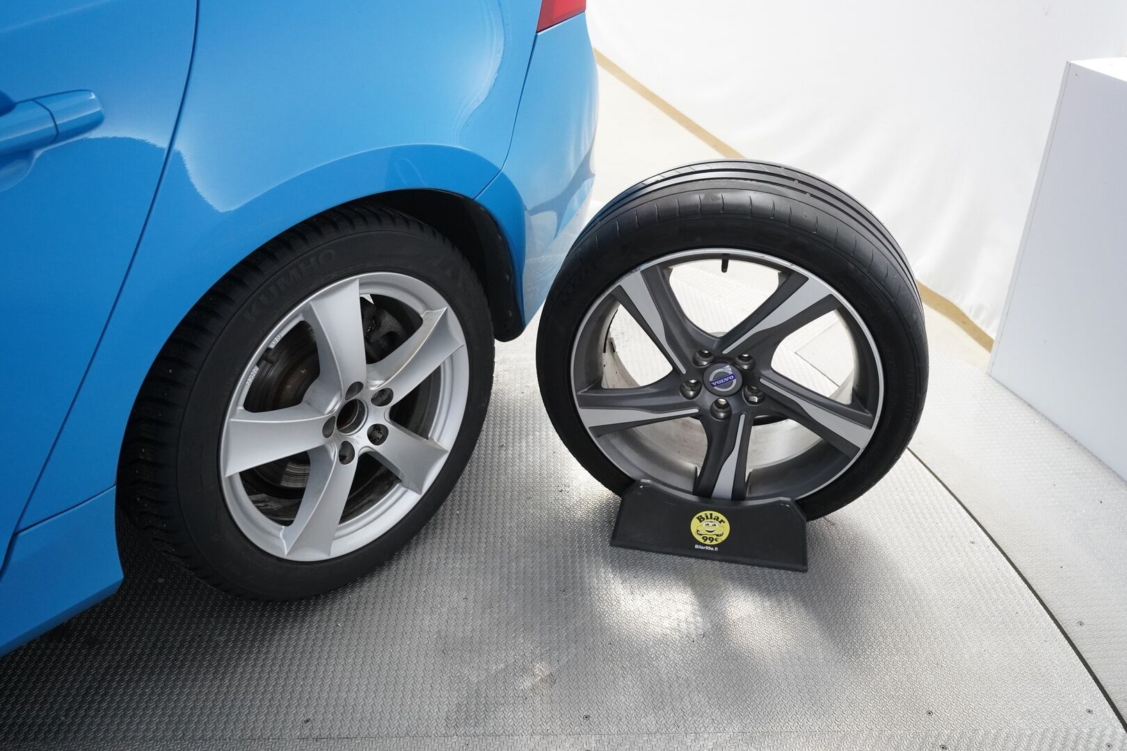 Volvo V60 2014 D4 AWD R-Design aut *ACC / WEBASTO / KATTOLUUKKU / BLIS / KOUKKU / VOC / TUTKAT* - Jakopää tehty 229tkm! / Kahdet renkaat aluvantein - HULLU BLACKWEEK KORKOTARJOUS 2,49%