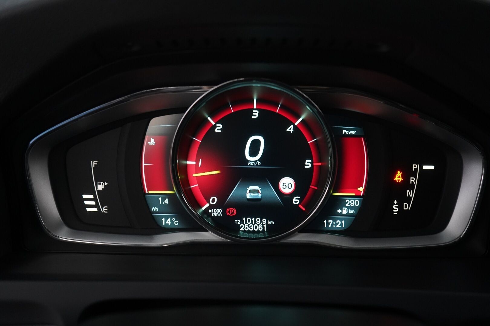 Volvo V60 2014 D4 AWD R-Design aut *ACC / WEBASTO / KATTOLUUKKU / BLIS / KOUKKU / VOC / TUTKAT* - Jakopää tehty 229tkm! / Kahdet renkaat aluvantein - HULLU BLACKWEEK KORKOTARJOUS 2,49%