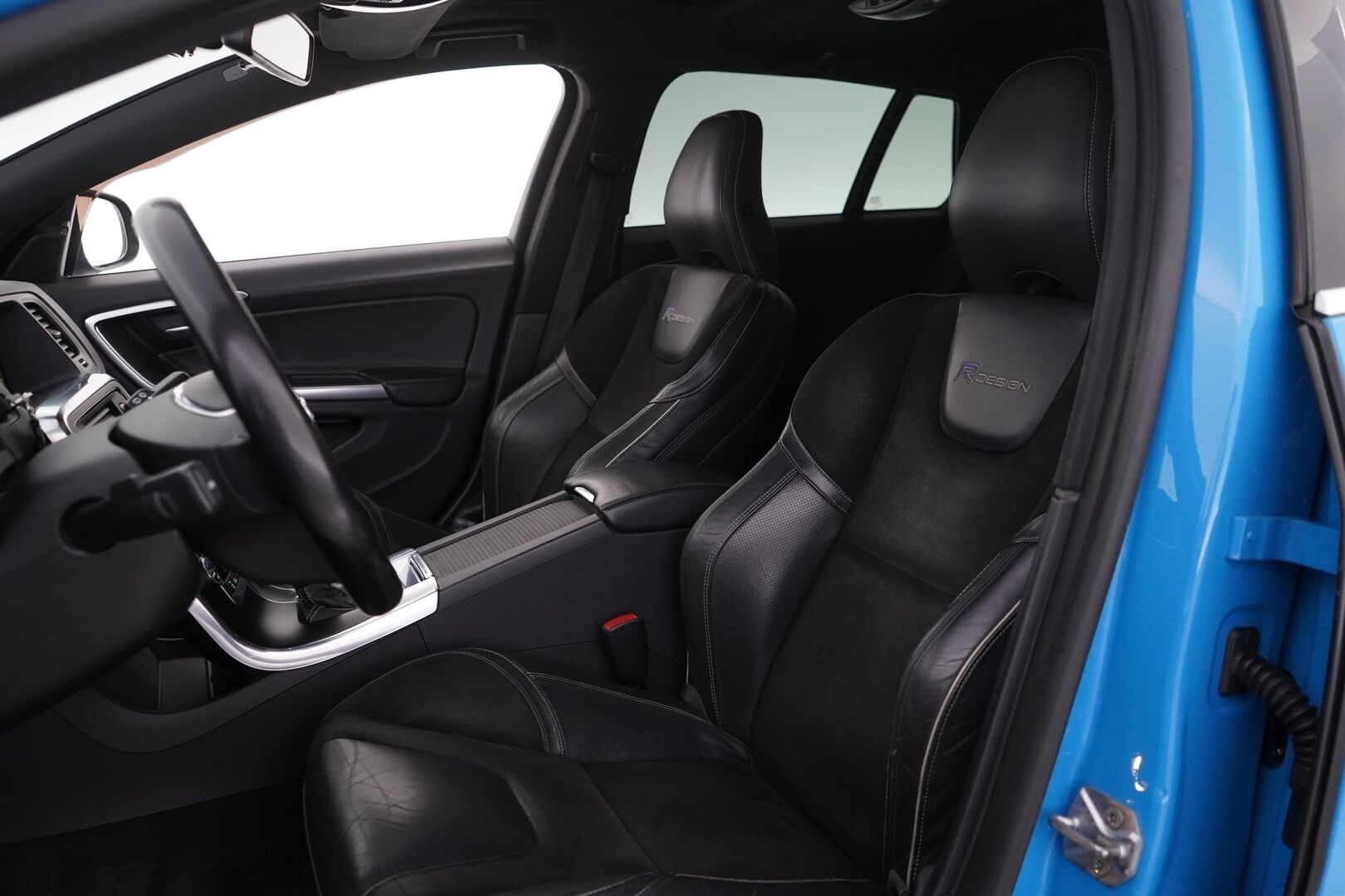 Volvo V60 2014 D4 AWD R-Design aut *ACC / WEBASTO / KATTOLUUKKU / BLIS / KOUKKU / VOC / TUTKAT* - Jakopää tehty 229tkm! / Kahdet renkaat aluvantein - HULLU BLACKWEEK KORKOTARJOUS 2,49%