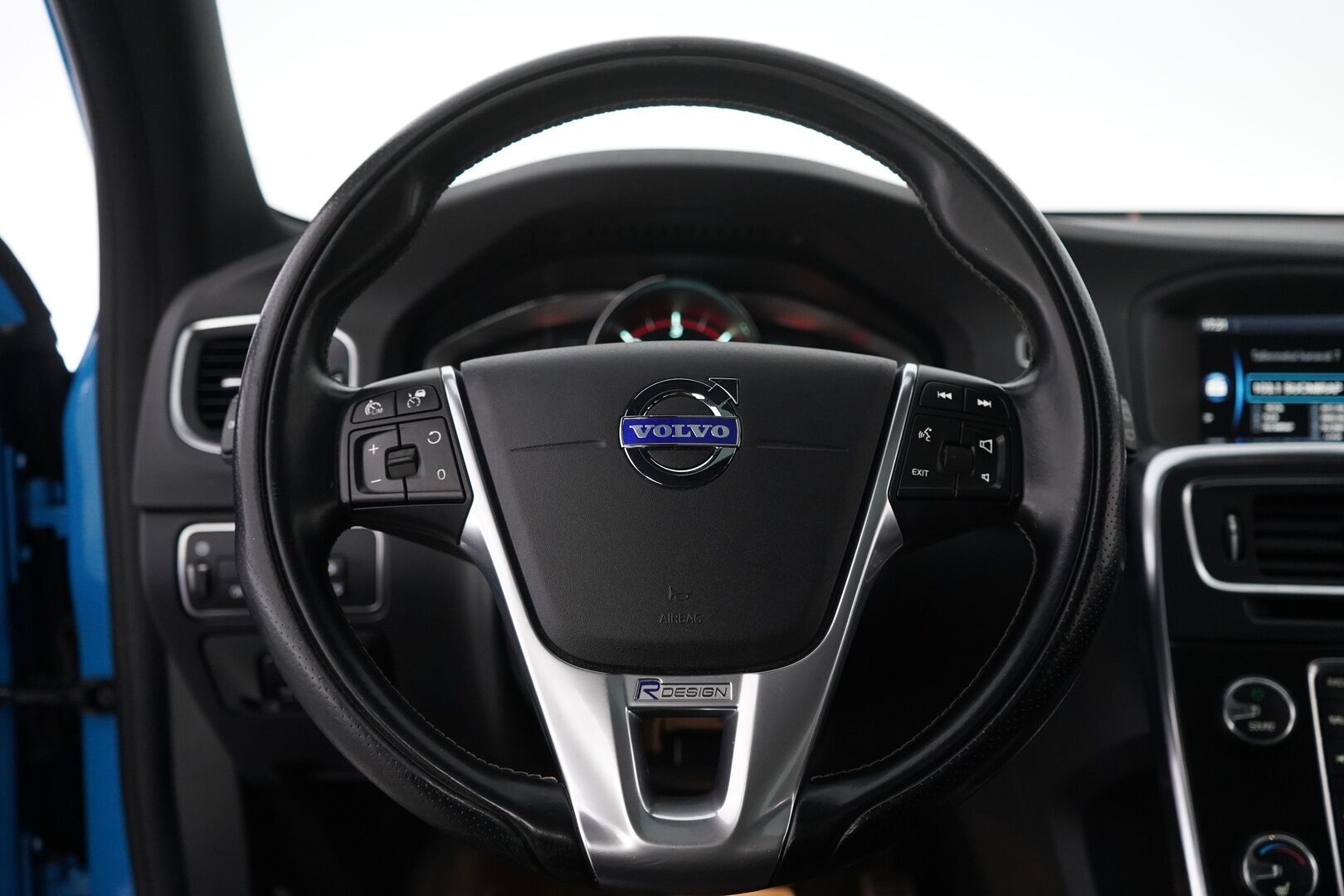 Volvo V60 2014 D4 AWD R-Design aut *ACC / WEBASTO / KATTOLUUKKU / BLIS / KOUKKU / VOC / TUTKAT* - Jakopää tehty 229tkm! / Kahdet renkaat aluvantein - HULLU BLACKWEEK KORKOTARJOUS 2,49%