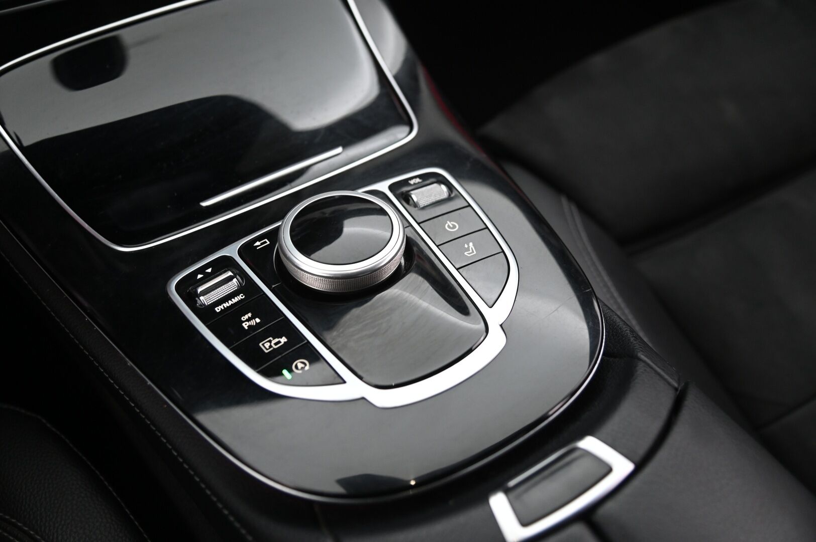 Mercedes-Benz E 2017 220d T A Premium Business AMG - AMG sisä- ja ulkopaketti/  Koukku/  Kamera/  Sporttipenkit/  Ambient*