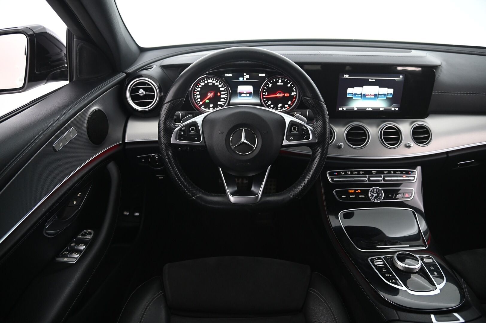 Mercedes-Benz E 2017 220d T A Premium Business AMG - AMG sisä- ja ulkopaketti/  Koukku/  Kamera/  Sporttipenkit/  Ambient*