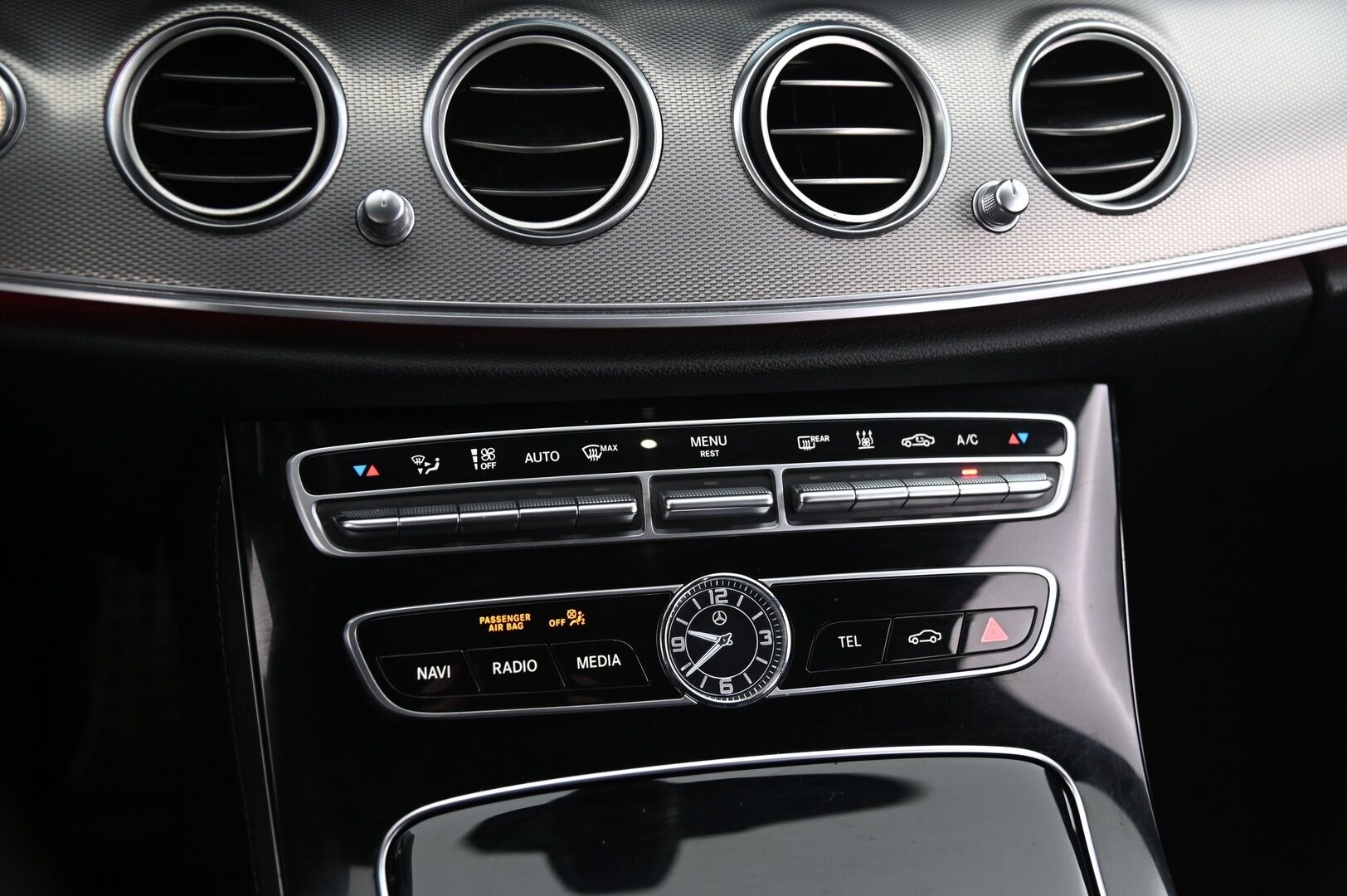 Mercedes-Benz E 2017 220d T A Premium Business AMG - AMG sisä- ja ulkopaketti/  Koukku/  Kamera/  Sporttipenkit/  Ambient*