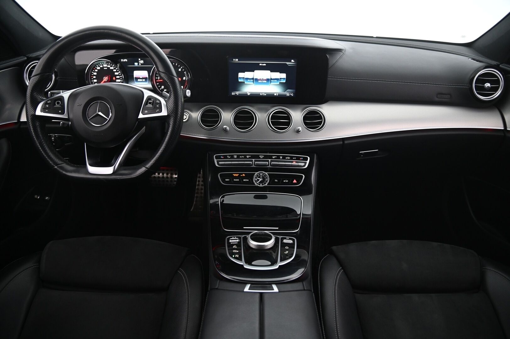 Mercedes-Benz E 2017 220d T A Premium Business AMG - AMG sisä- ja ulkopaketti/  Koukku/  Kamera/  Sporttipenkit/  Ambient*