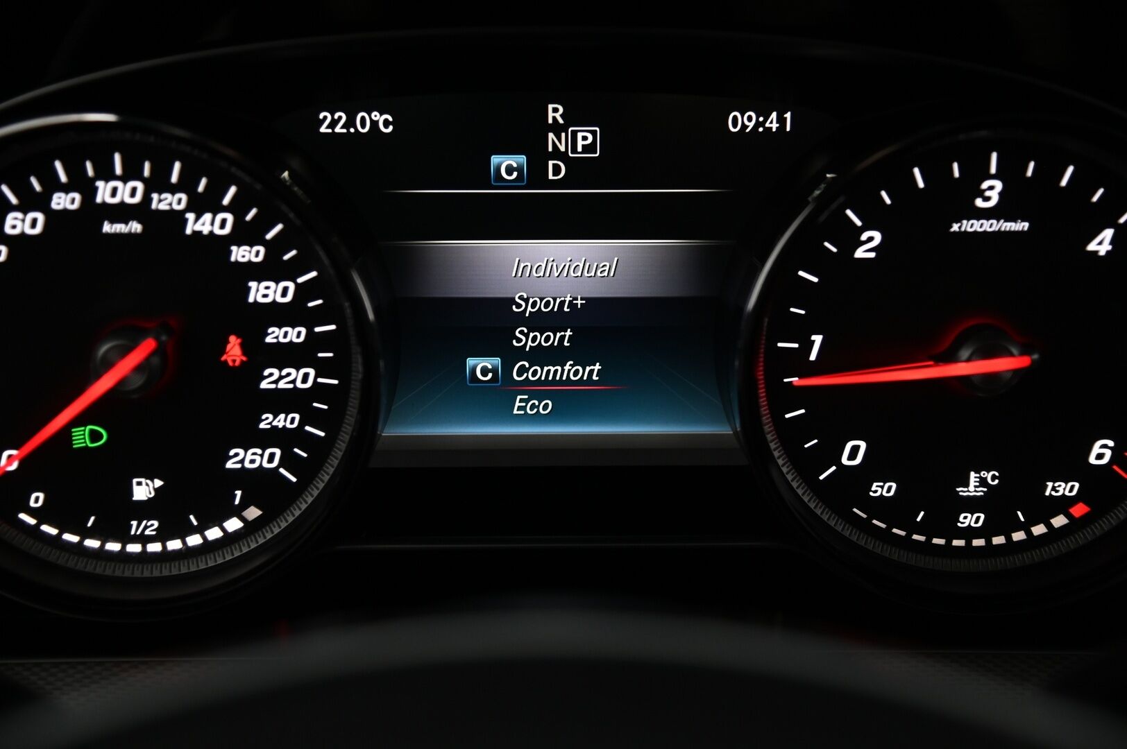 Mercedes-Benz E 2017 220d T A Premium Business AMG - AMG sisä- ja ulkopaketti/  Koukku/  Kamera/  Sporttipenkit/  Ambient*