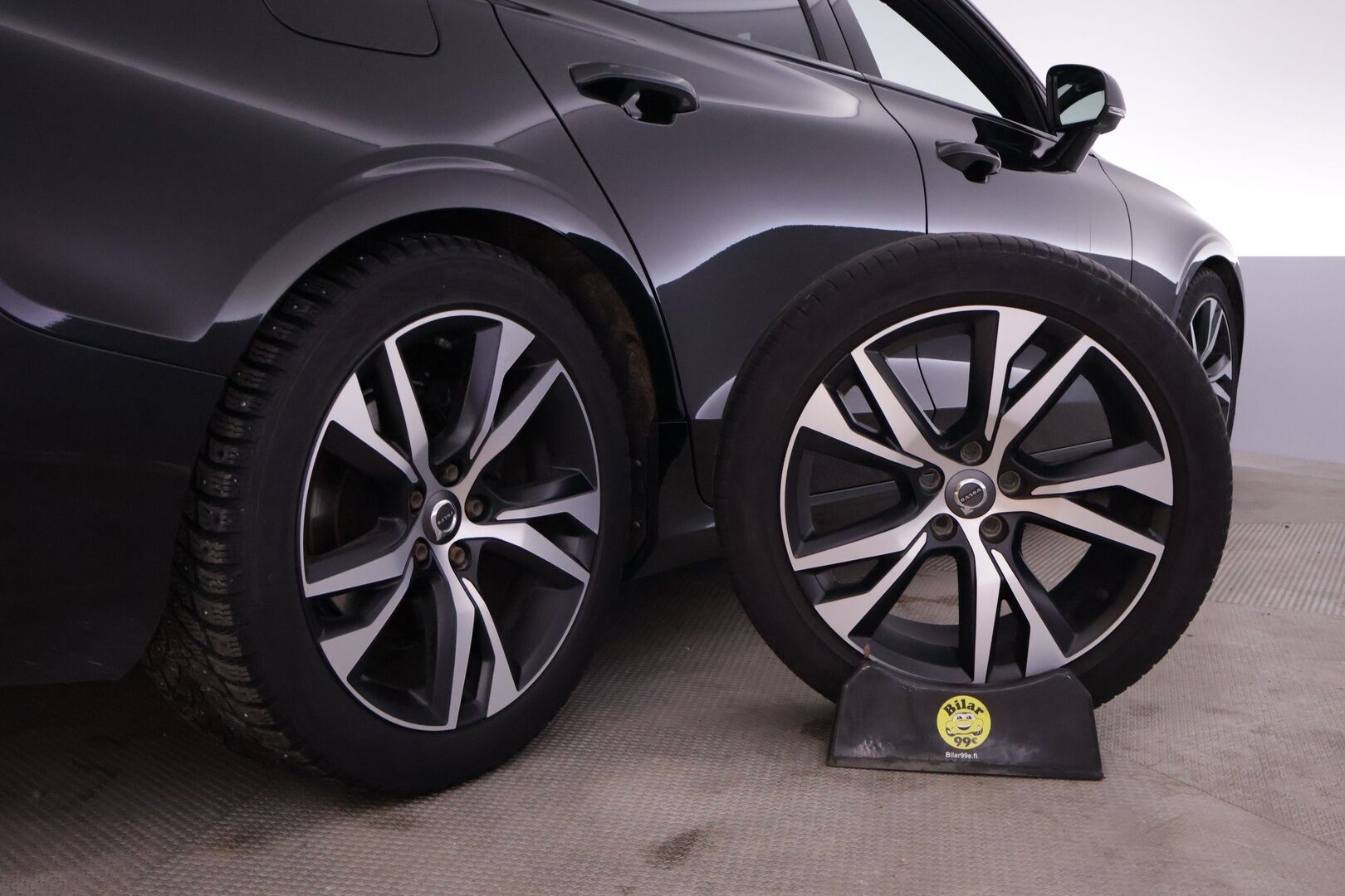 Volvo V60 2020 D4 AWD Business R-Design aut *Webasto / Sähkömuisti kuskin penkki / P. kamera / ACC / BLISS / Vetokoukku / Keyless* - Suomi-auto / Juuri huollettu / Volvo On Call / High performance Audio / Ratinlämmitys / Puskurin alle taittuva vetokoukku / Full-LED Active High Beam 