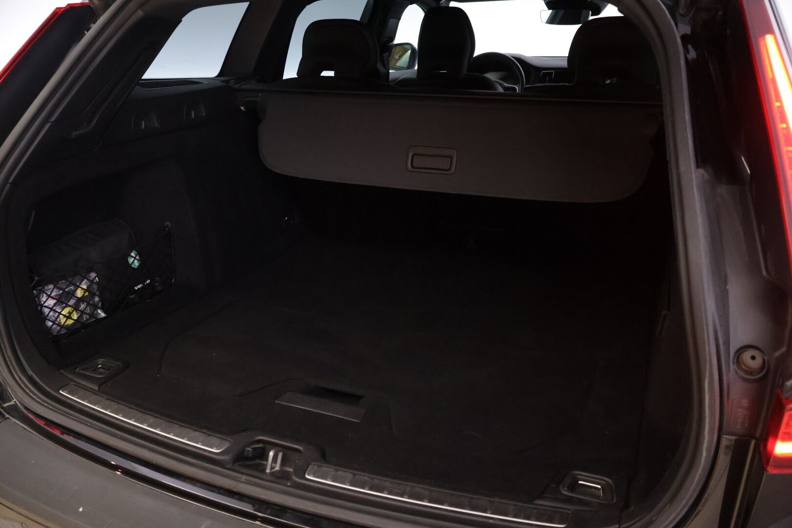 Volvo V60 2020 D4 AWD Business R-Design aut *Webasto / Sähkömuisti kuskin penkki / P. kamera / ACC / BLISS / Vetokoukku / Keyless* - Suomi-auto / Juuri huollettu / Volvo On Call / High performance Audio / Ratinlämmitys / Puskurin alle taittuva vetokoukku / Full-LED Active High Beam 