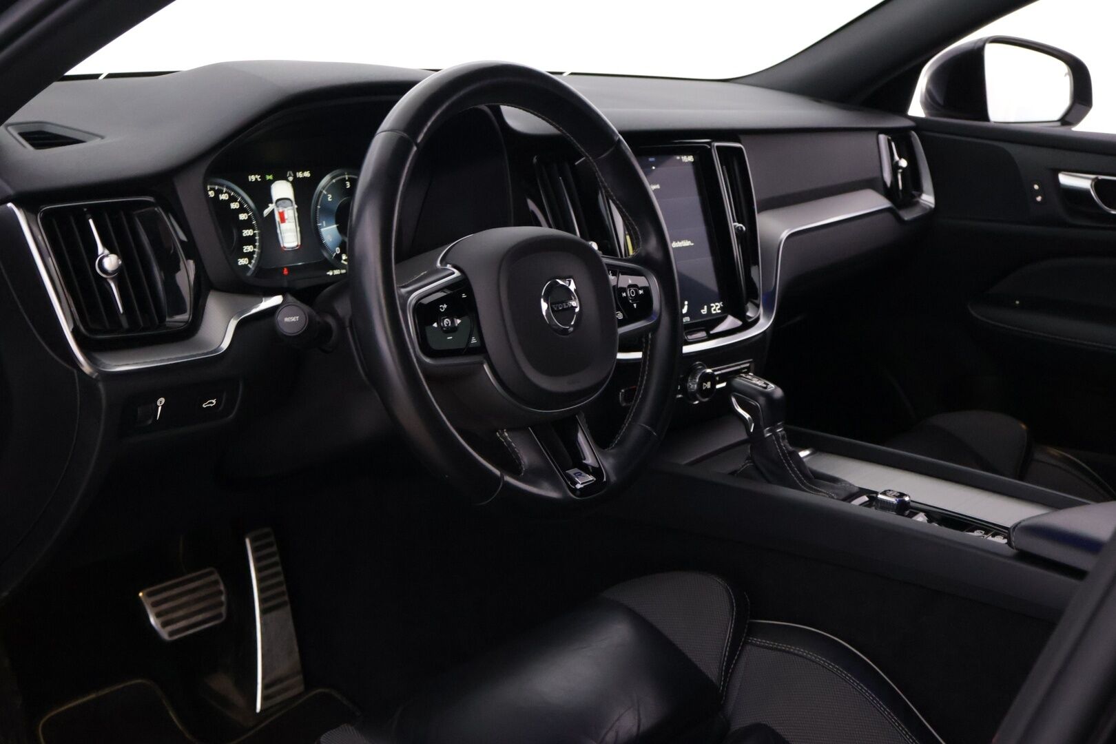 Volvo V60 2020 D4 AWD Business R-Design aut *Webasto / Sähkömuisti kuskin penkki / P. kamera / ACC / BLISS / Vetokoukku / Keyless* - Suomi-auto / Juuri huollettu / Volvo On Call / High performance Audio / Ratinlämmitys / Puskurin alle taittuva vetokoukku / Full-LED Active High Beam 