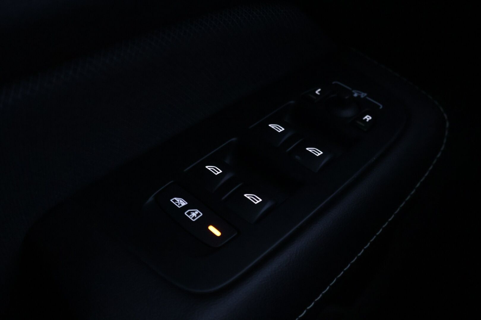 Volvo V60 2020 D4 AWD Business R-Design aut *Webasto / Sähkömuisti kuskin penkki / P. kamera / ACC / BLISS / Vetokoukku / Keyless* - Suomi-auto / Juuri huollettu / Volvo On Call / High performance Audio / Ratinlämmitys / Puskurin alle taittuva vetokoukku / Full-LED Active High Beam 